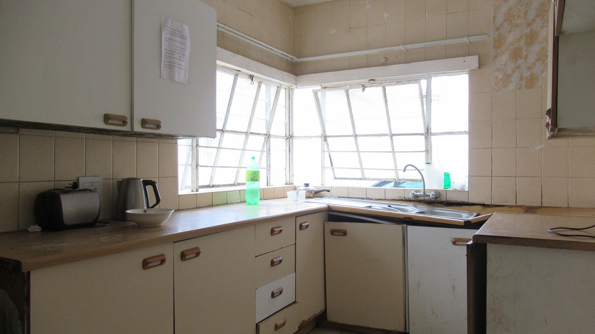 Kitchen - 7 square meters of property in Regents Park