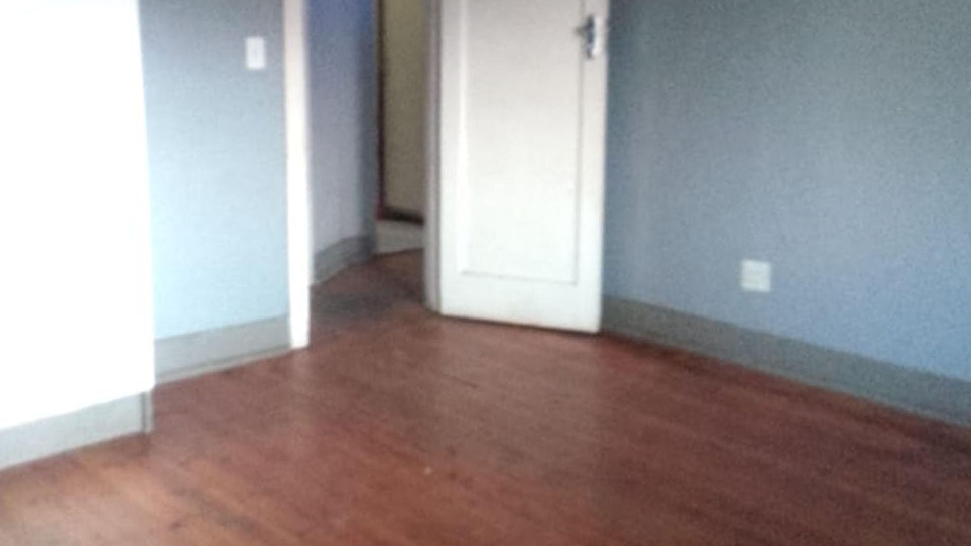 Bed Room 1 - 20 square meters of property in Krugersdorp