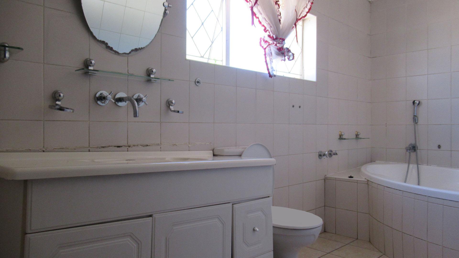 Bathroom 1 - 8 square meters of property in Krugersdorp