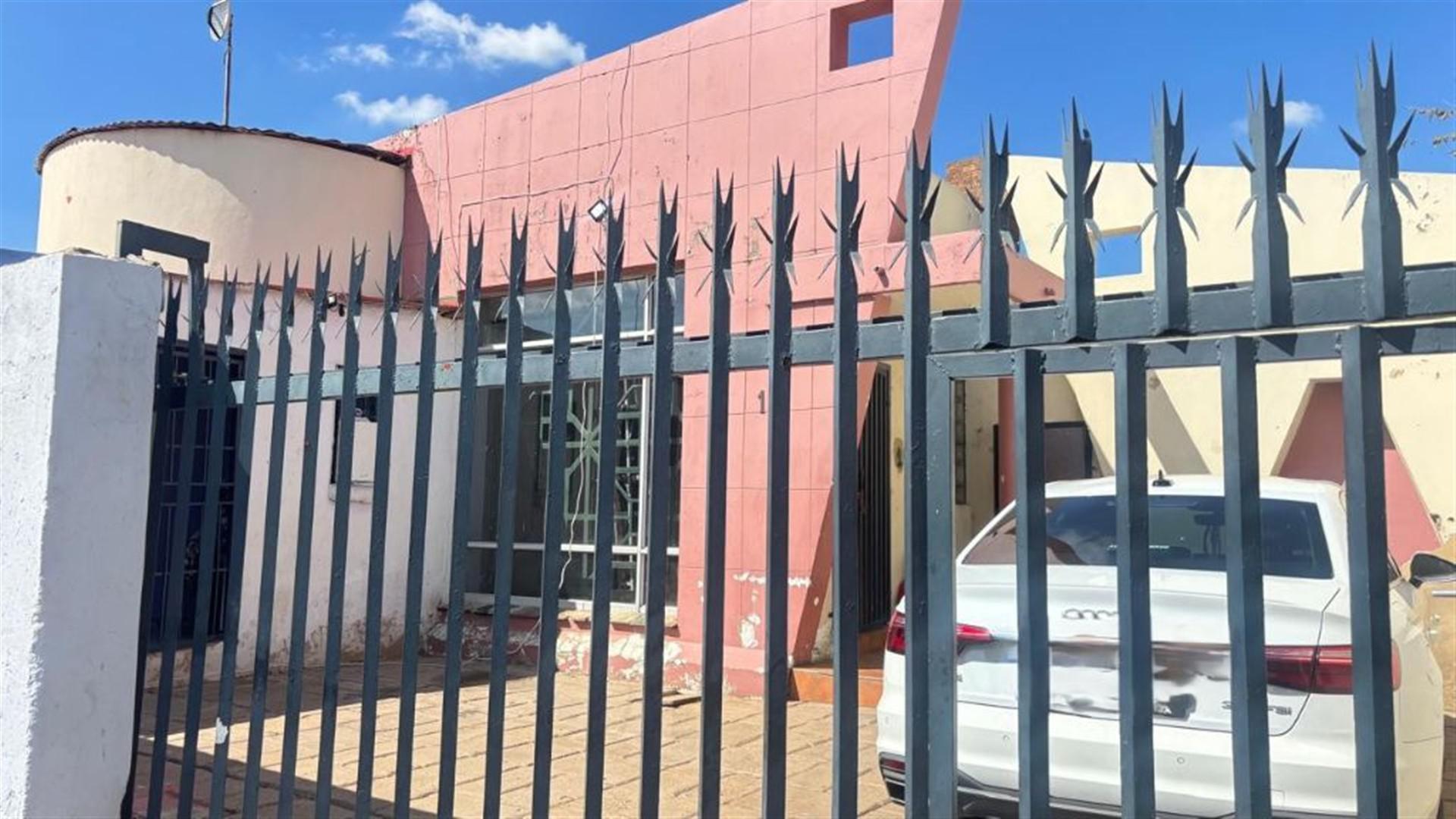 Front View of property in La Rochelle - JHB