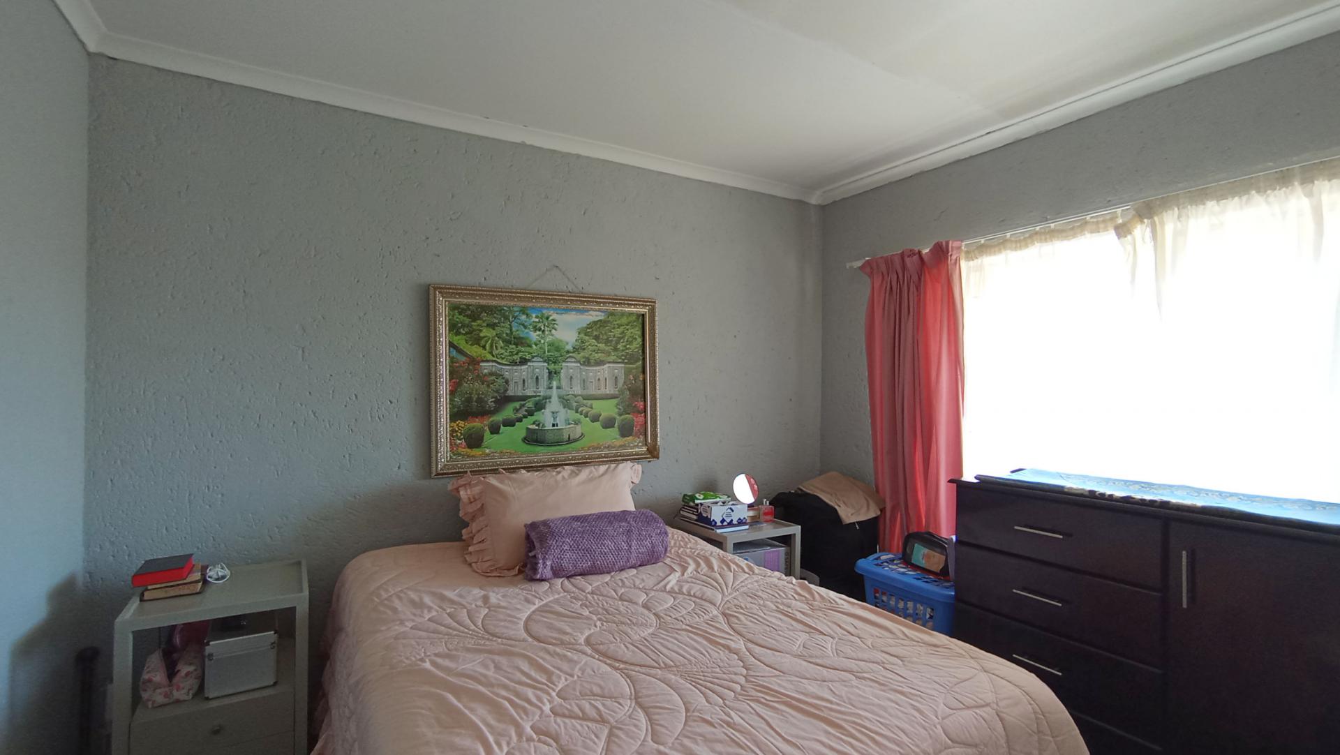 Bed Room 1 - 14 square meters of property in Ferndale - JHB