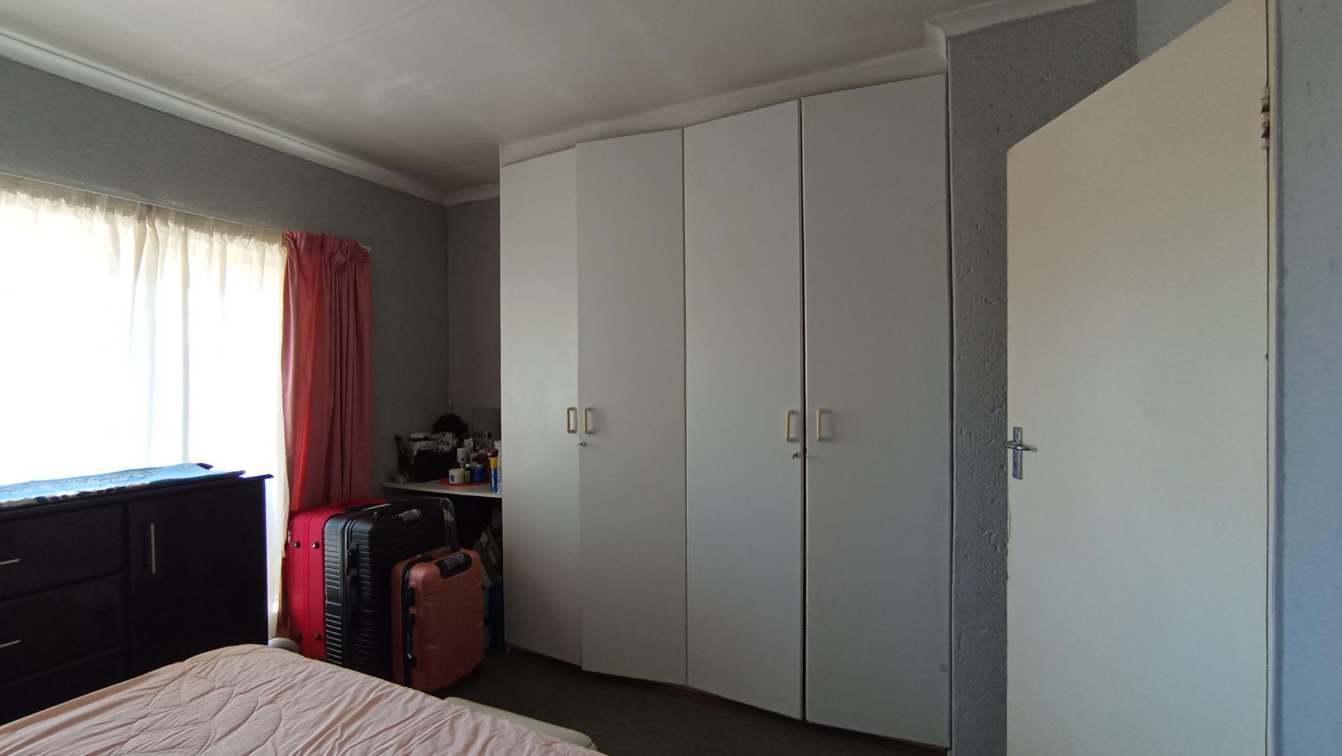 Bed Room 1 - 14 square meters of property in Ferndale - JHB