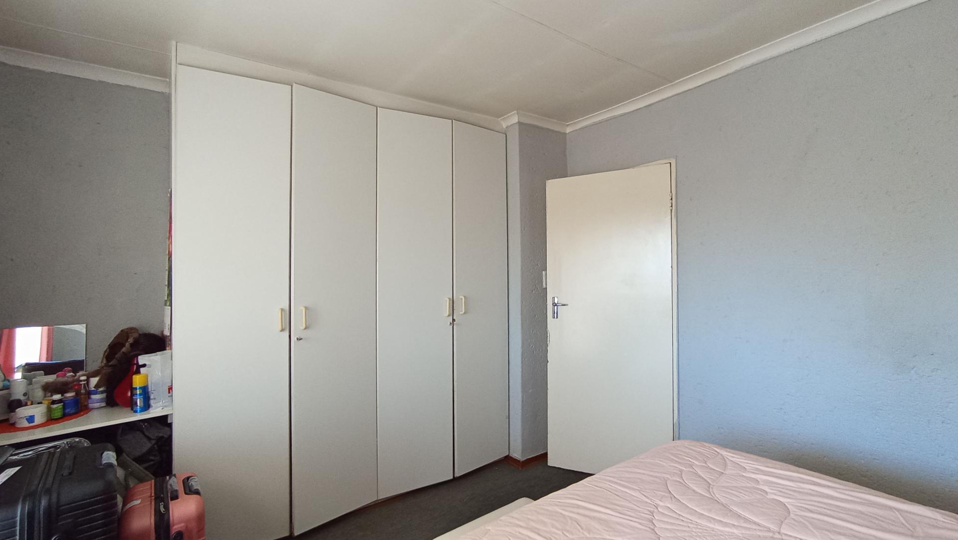 Bed Room 1 - 14 square meters of property in Ferndale - JHB