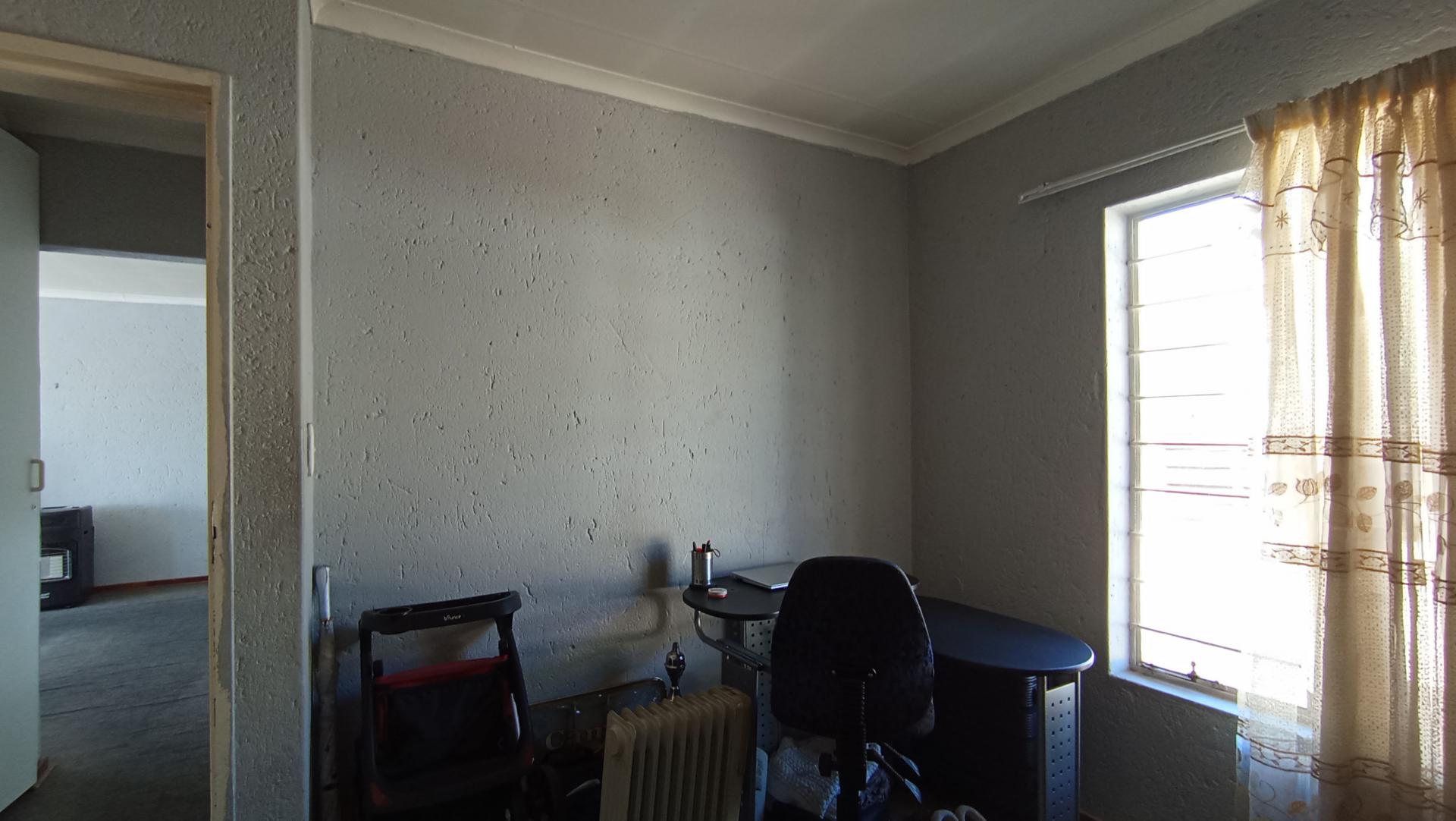 Bed Room 2 - 10 square meters of property in Ferndale - JHB