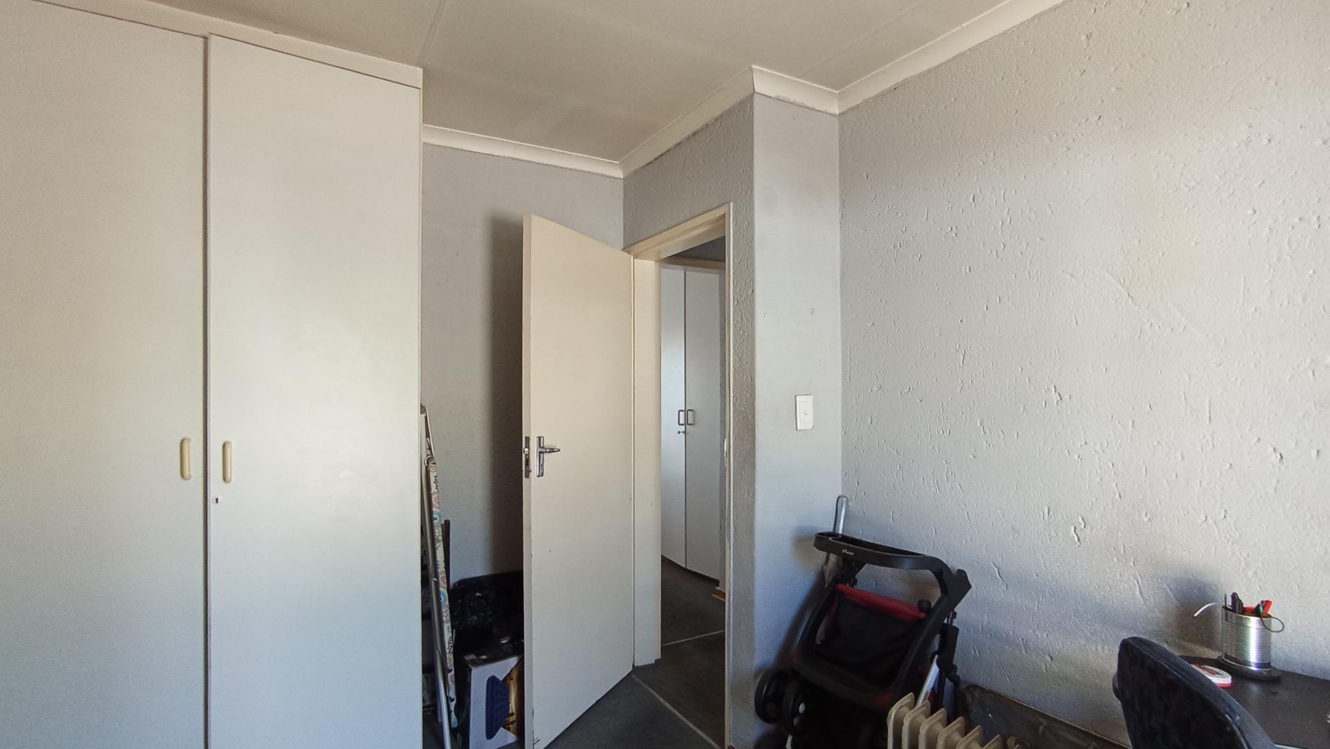 Bed Room 2 - 10 square meters of property in Ferndale - JHB