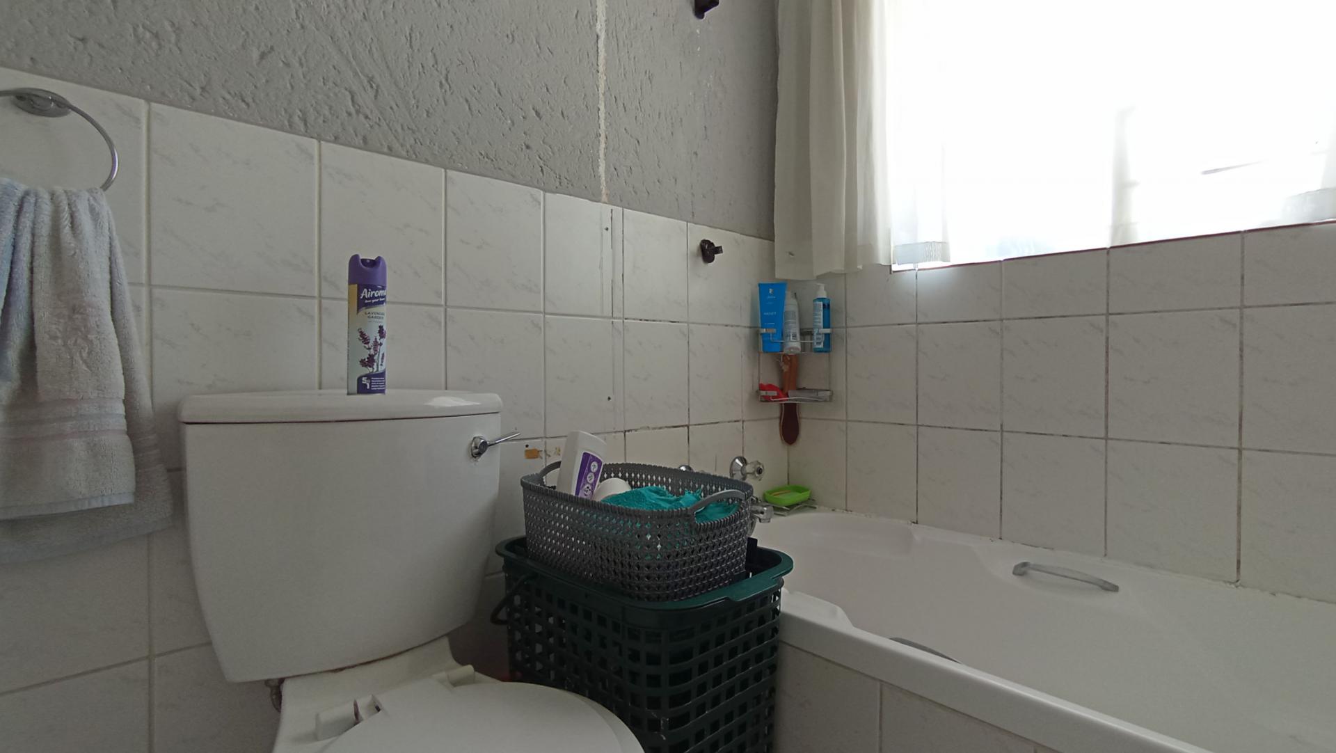 Bathroom 1 - 5 square meters of property in Ferndale - JHB