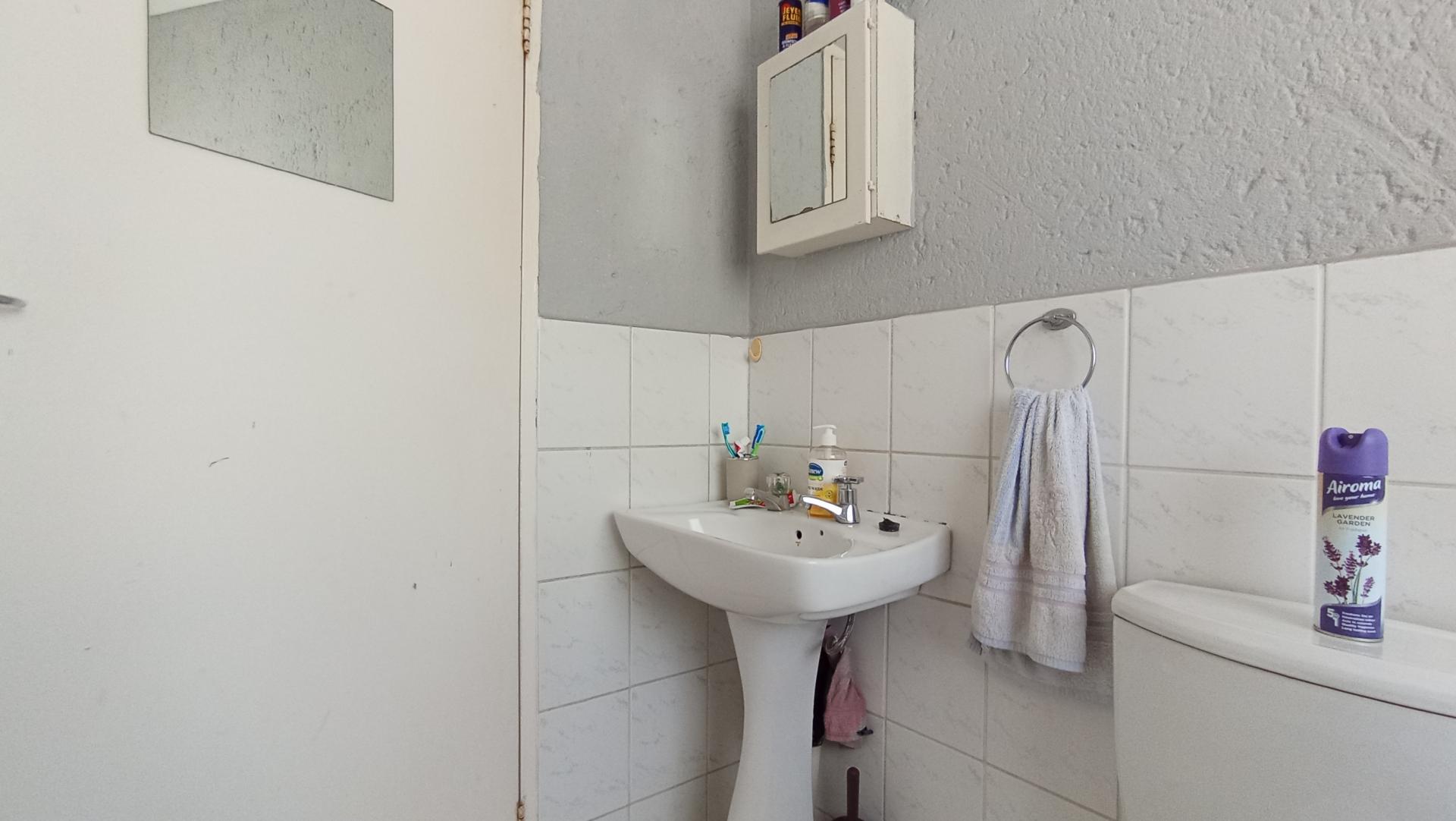 Bathroom 1 - 5 square meters of property in Ferndale - JHB