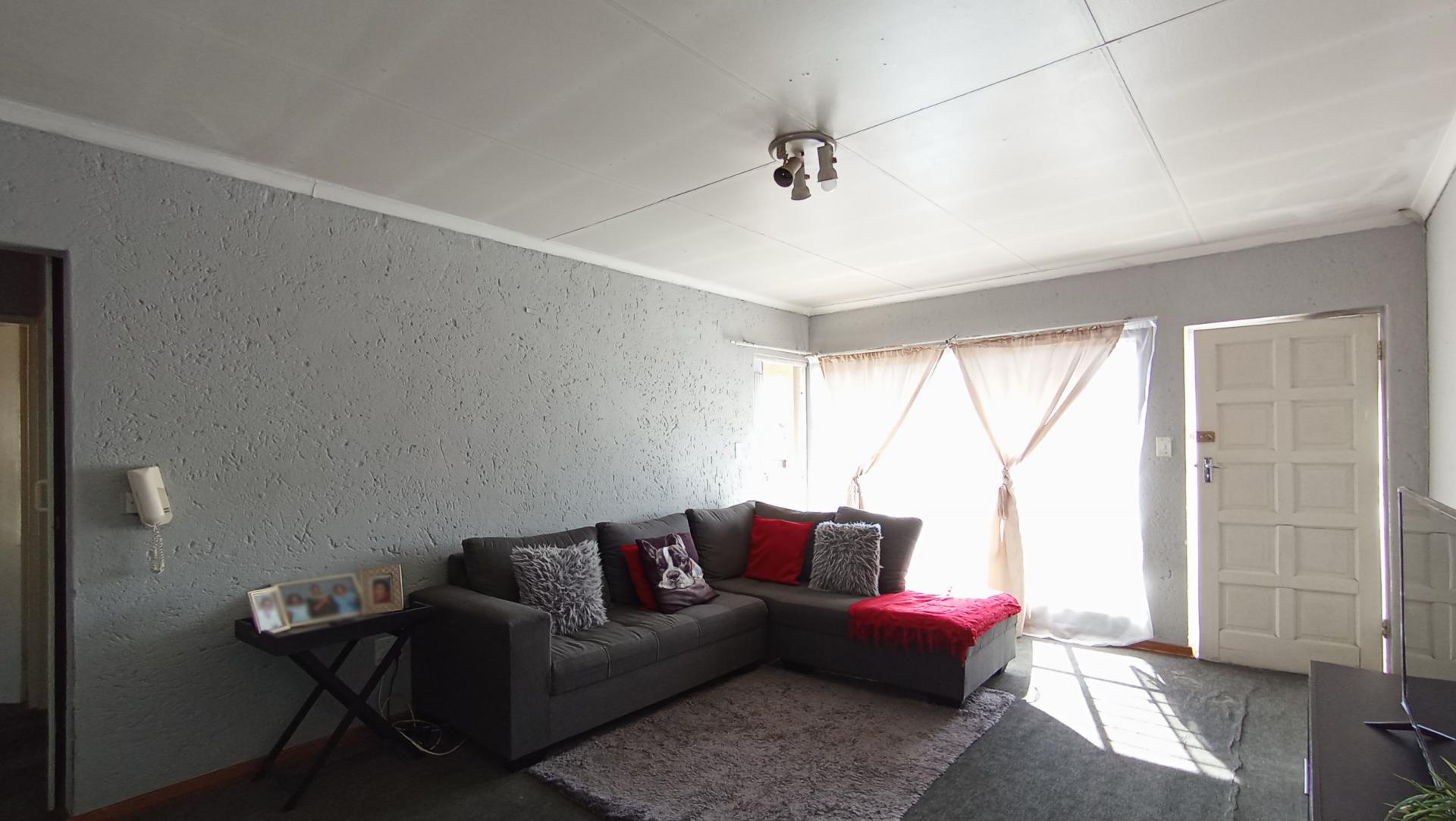 Lounges - 23 square meters of property in Ferndale - JHB