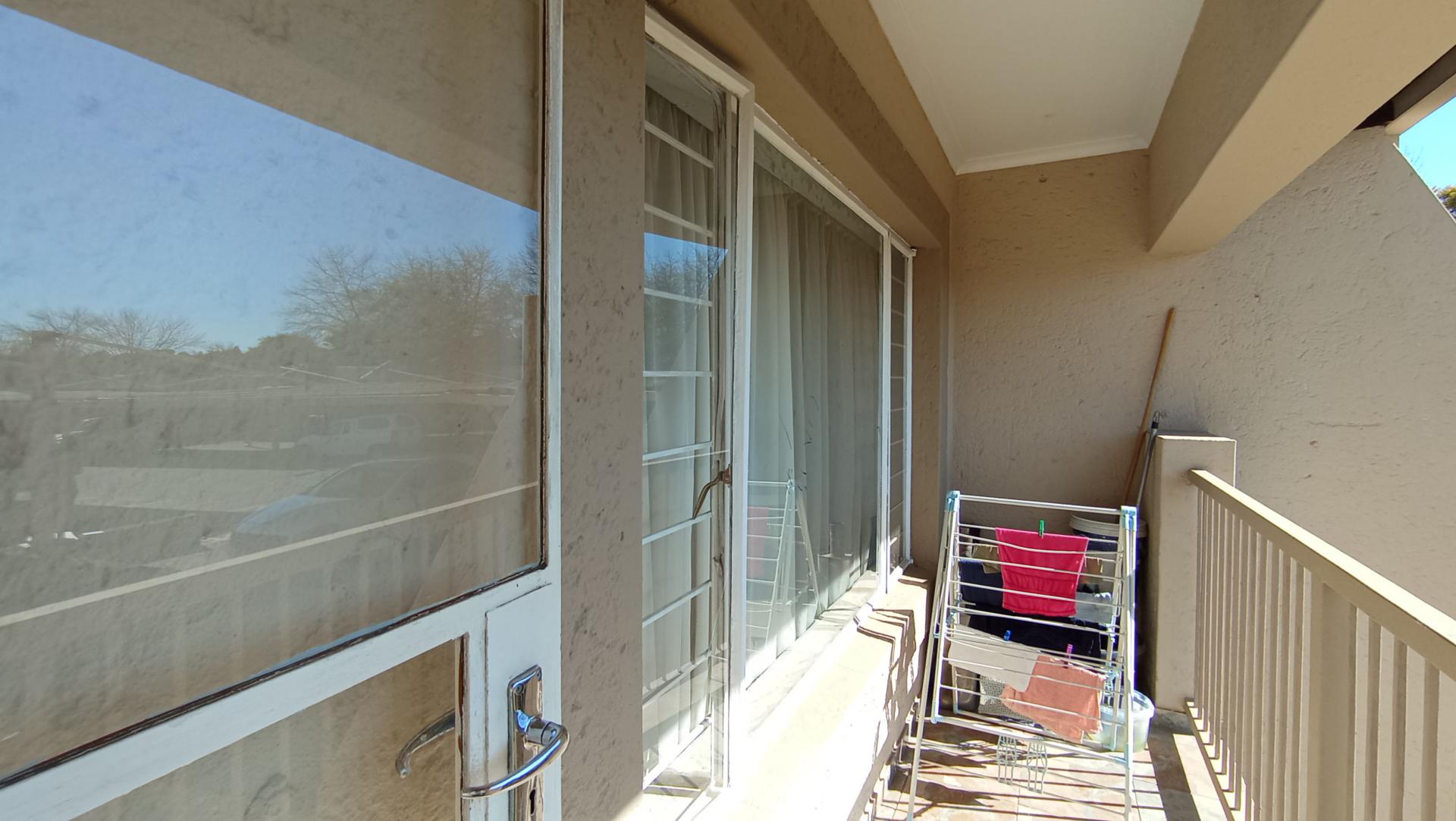 Balcony - 6 square meters of property in Ferndale - JHB