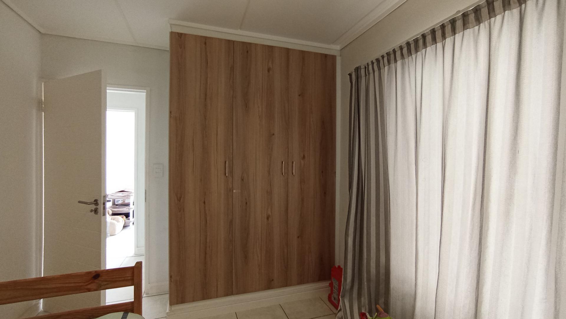 Bed Room 1 - 9 square meters of property in Linbro Park A.H.