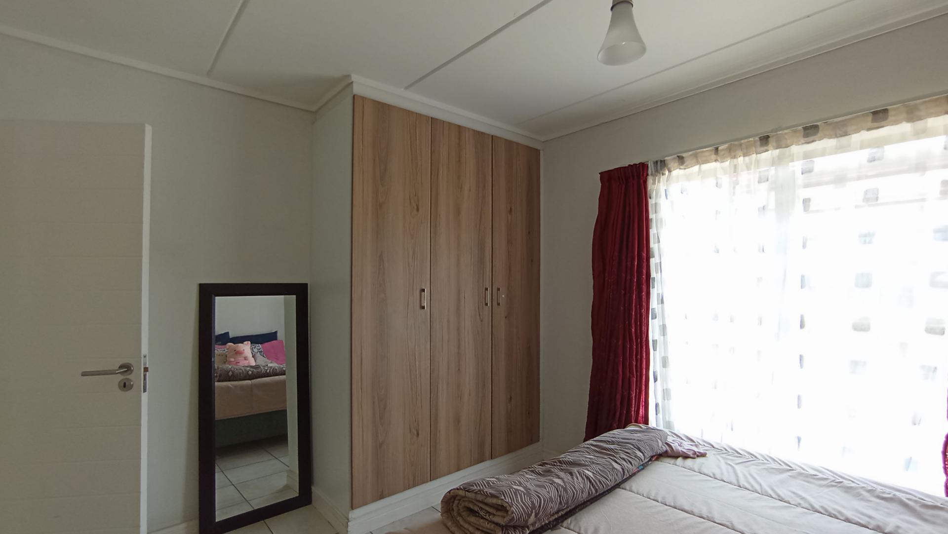 Main Bedroom - 12 square meters of property in Linbro Park A.H.