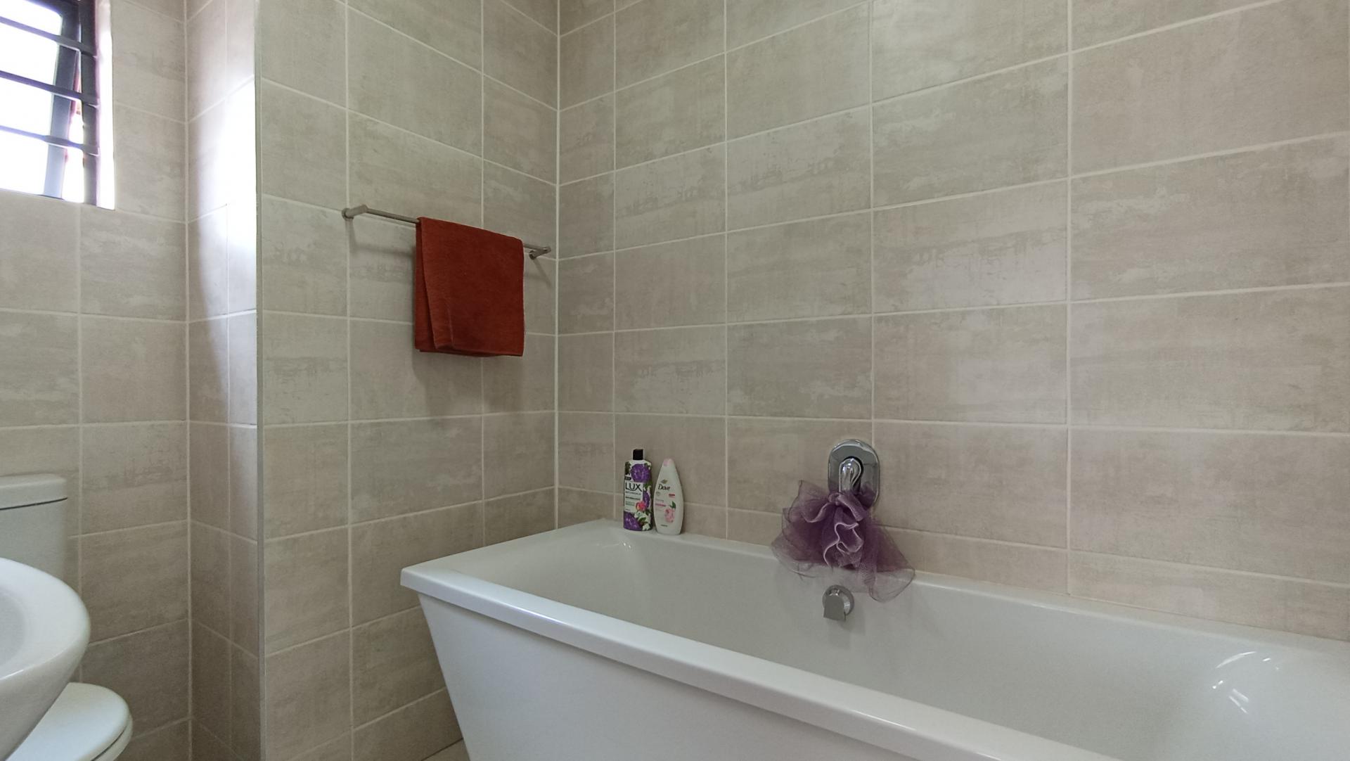 Main Bathroom - 6 square meters of property in Linbro Park A.H.