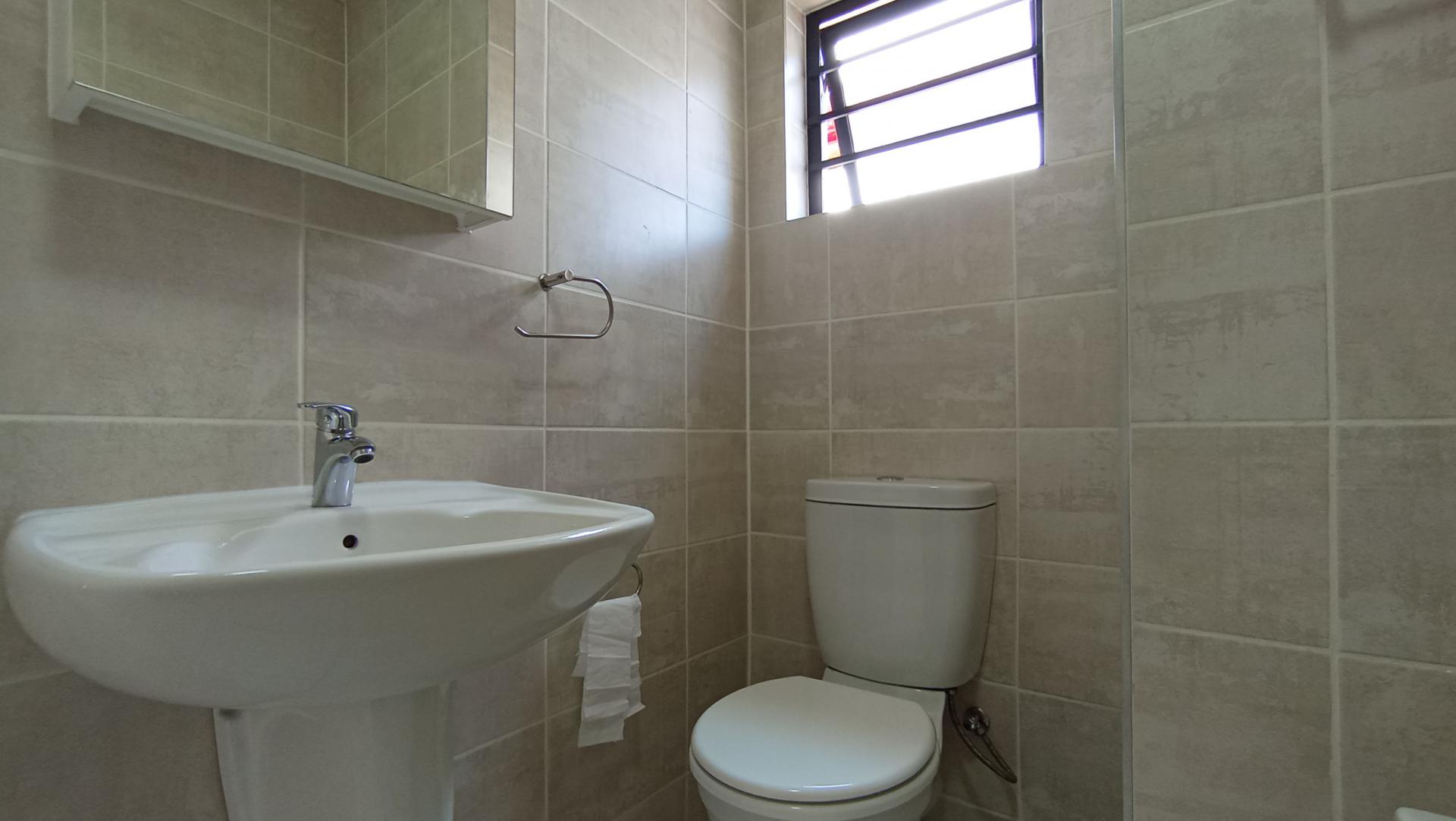 Main Bathroom - 6 square meters of property in Linbro Park A.H.