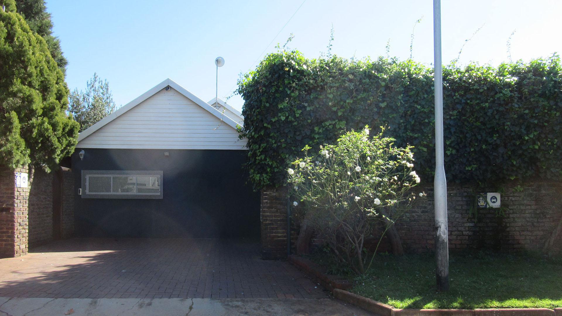 Front View of property in Rant-En-Dal