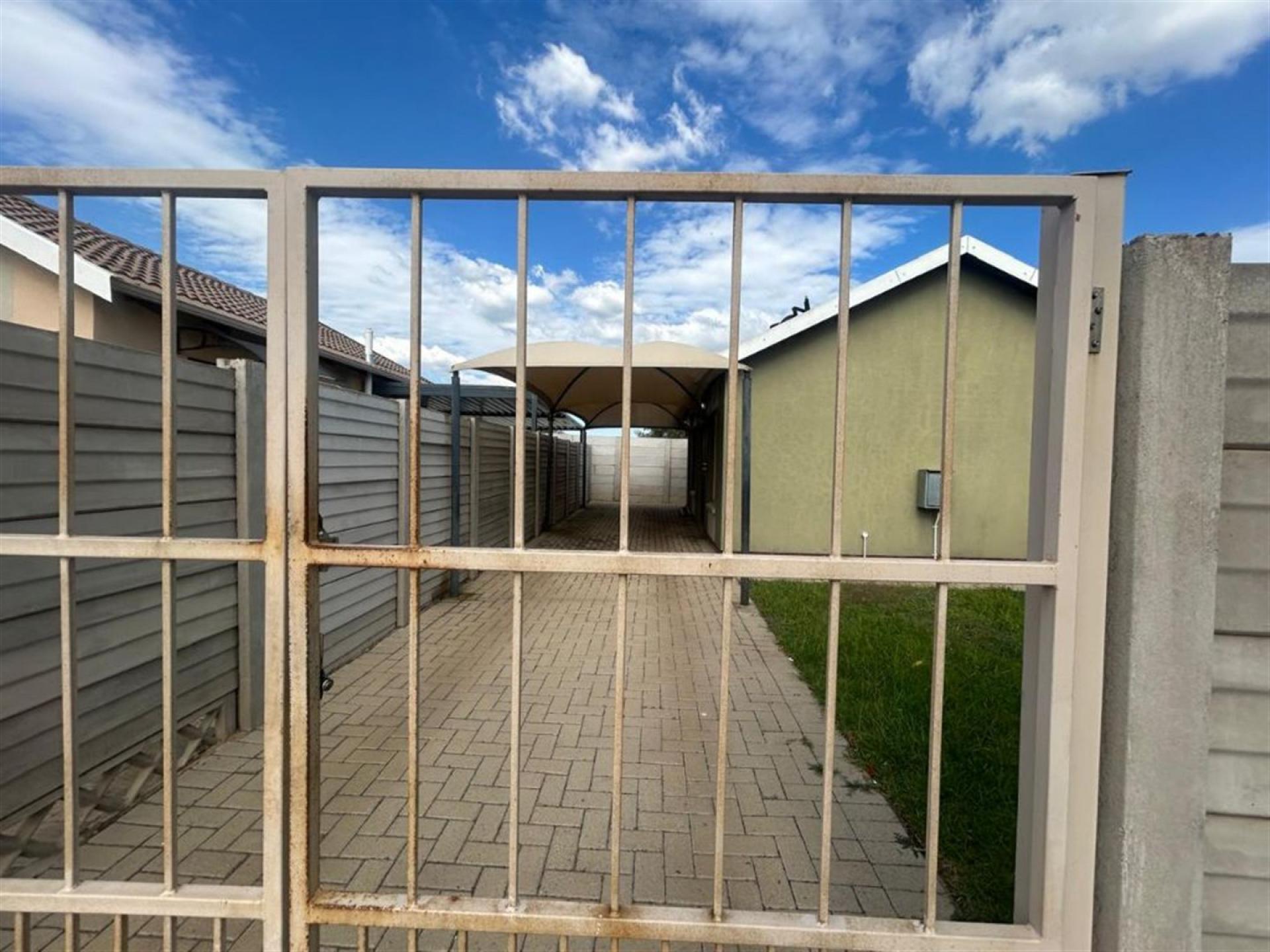 Front View of property in Palm Ridge