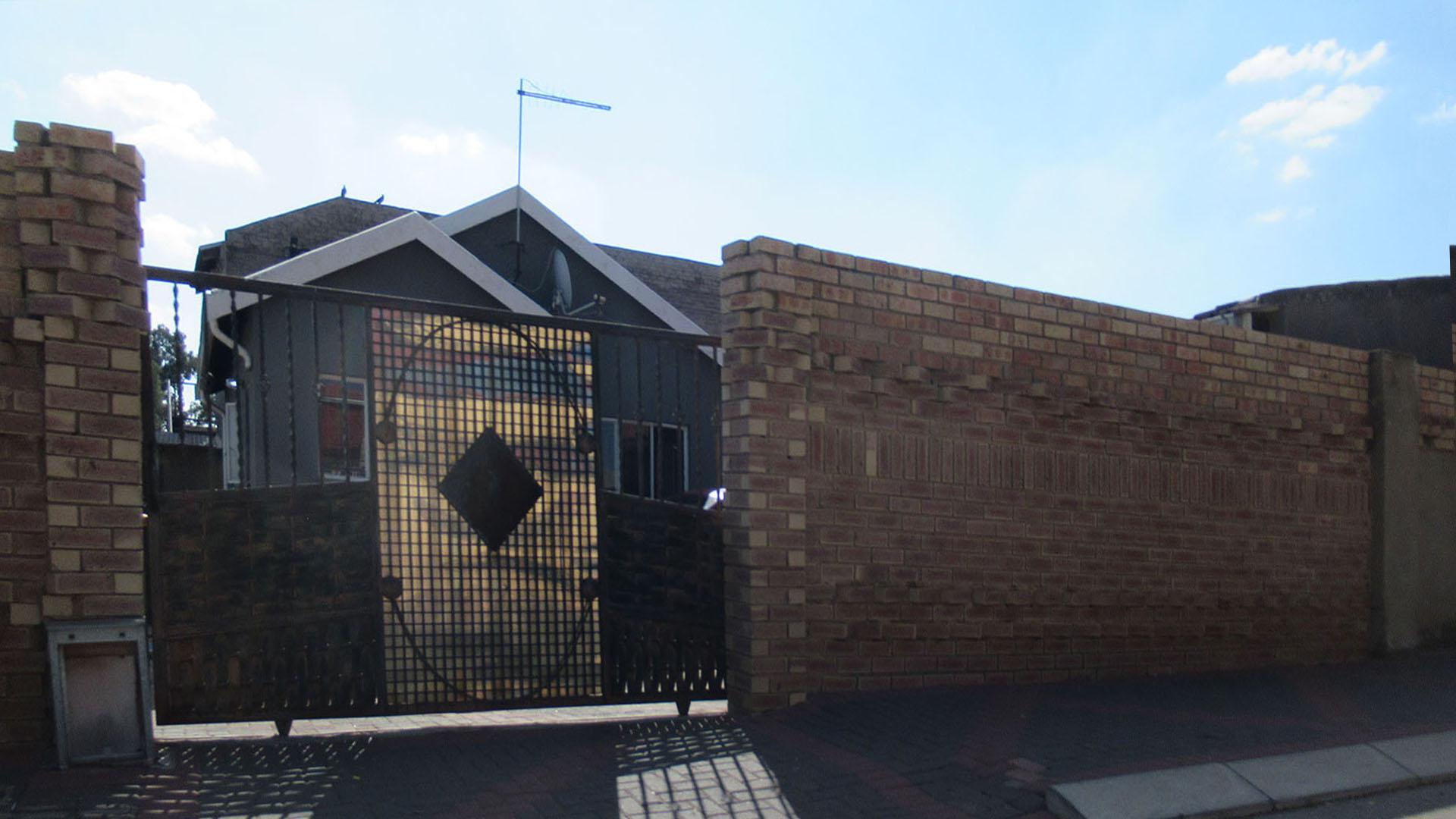Front View of property in Naturena
