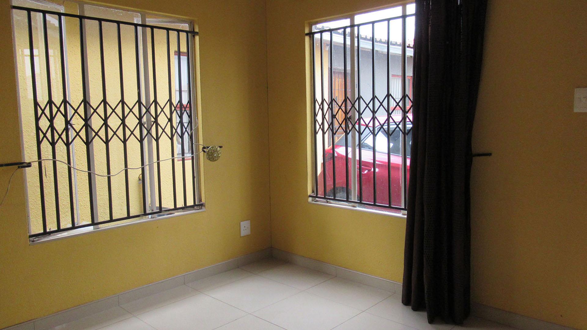 Lounges - 13 square meters of property in Naturena
