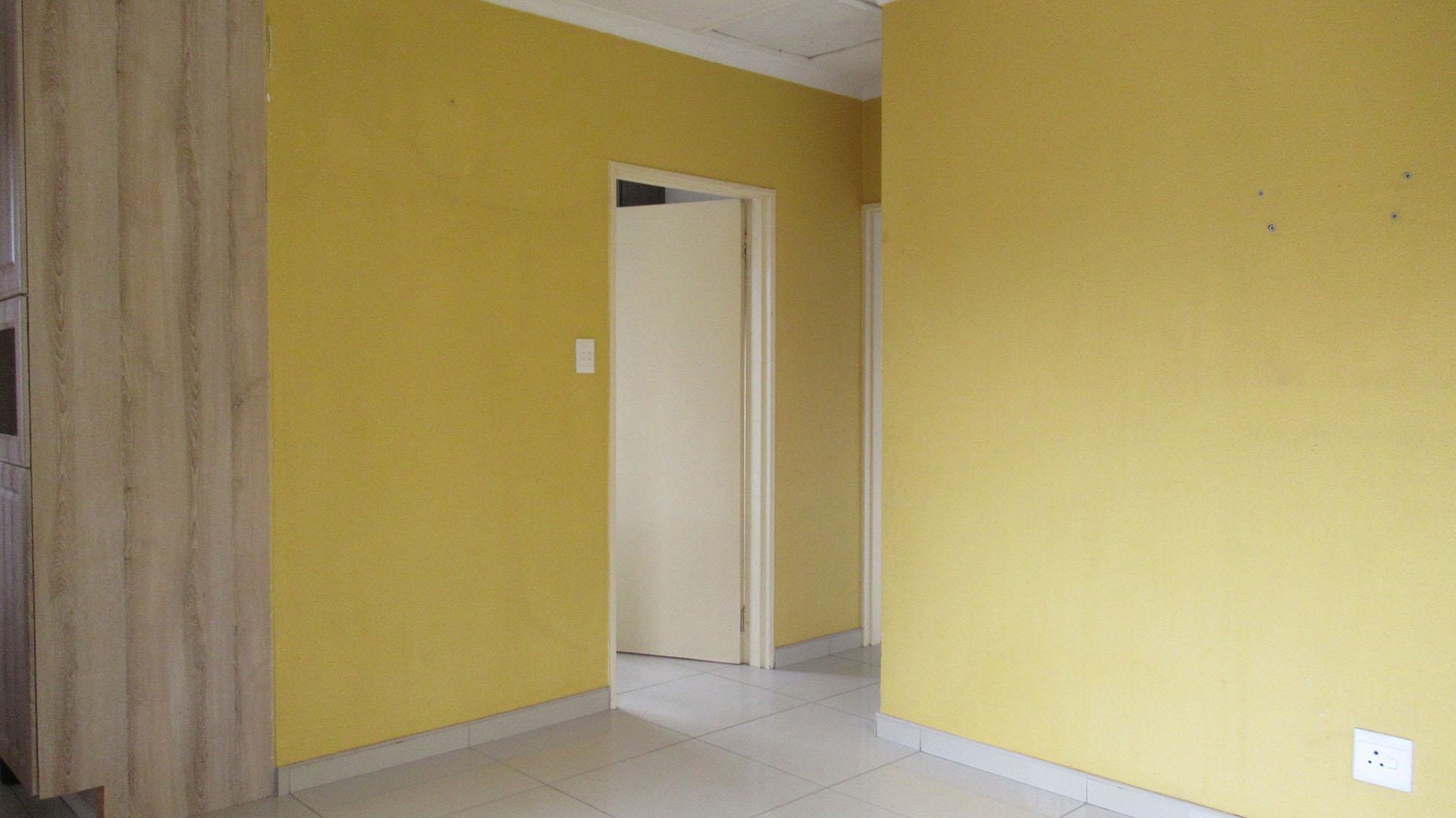 Lounges - 13 square meters of property in Naturena