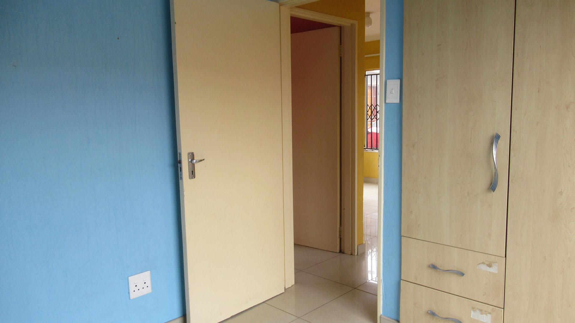 Bed Room 1 - 9 square meters of property in Naturena