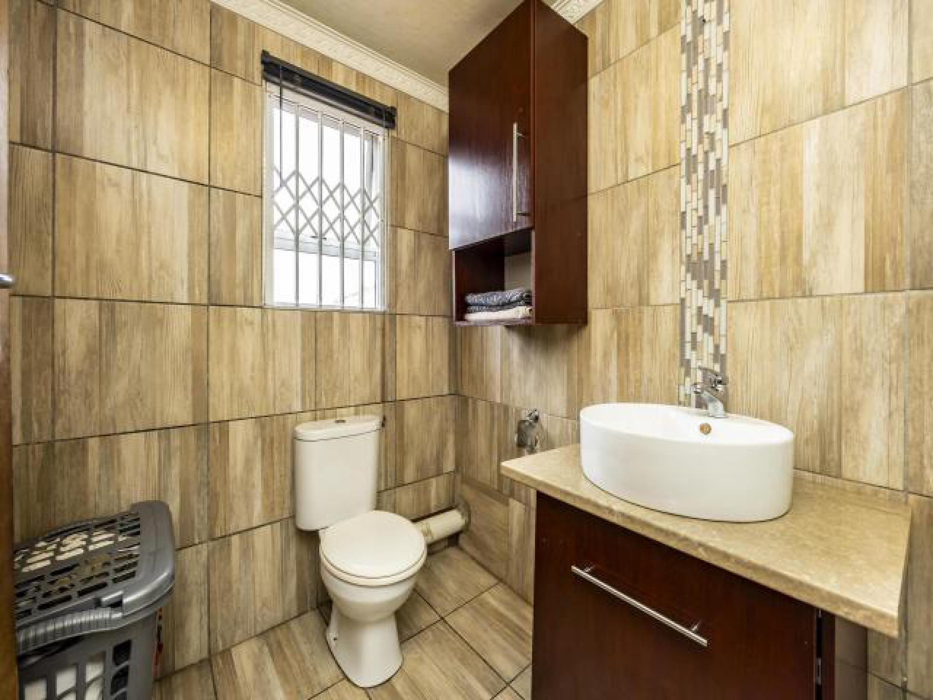 Main Bathroom of property in Cambridge West