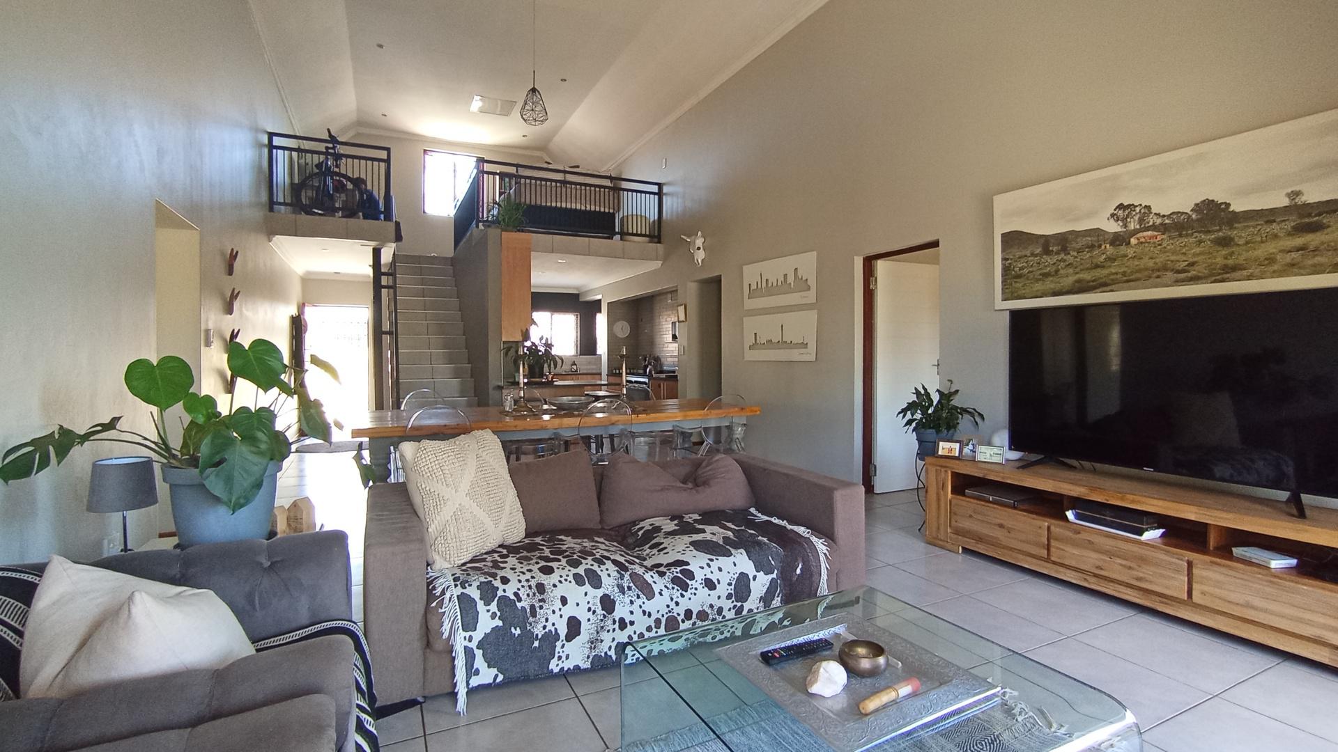 Lounges - 18 square meters of property in Equestria