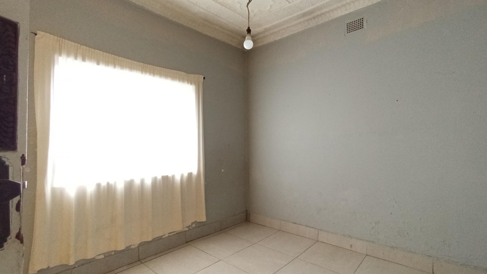 Bed Room 1 of property in Bezuidenhout Valley