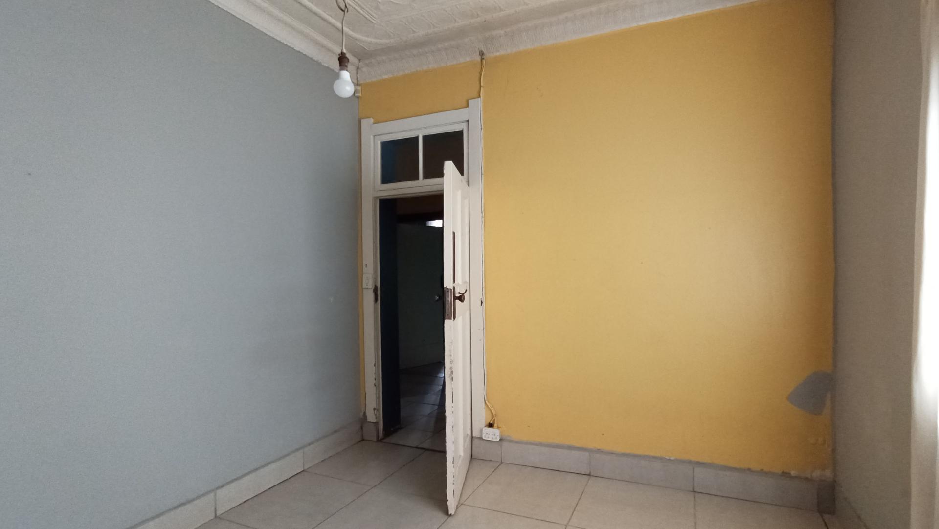 Bed Room 1 of property in Bezuidenhout Valley