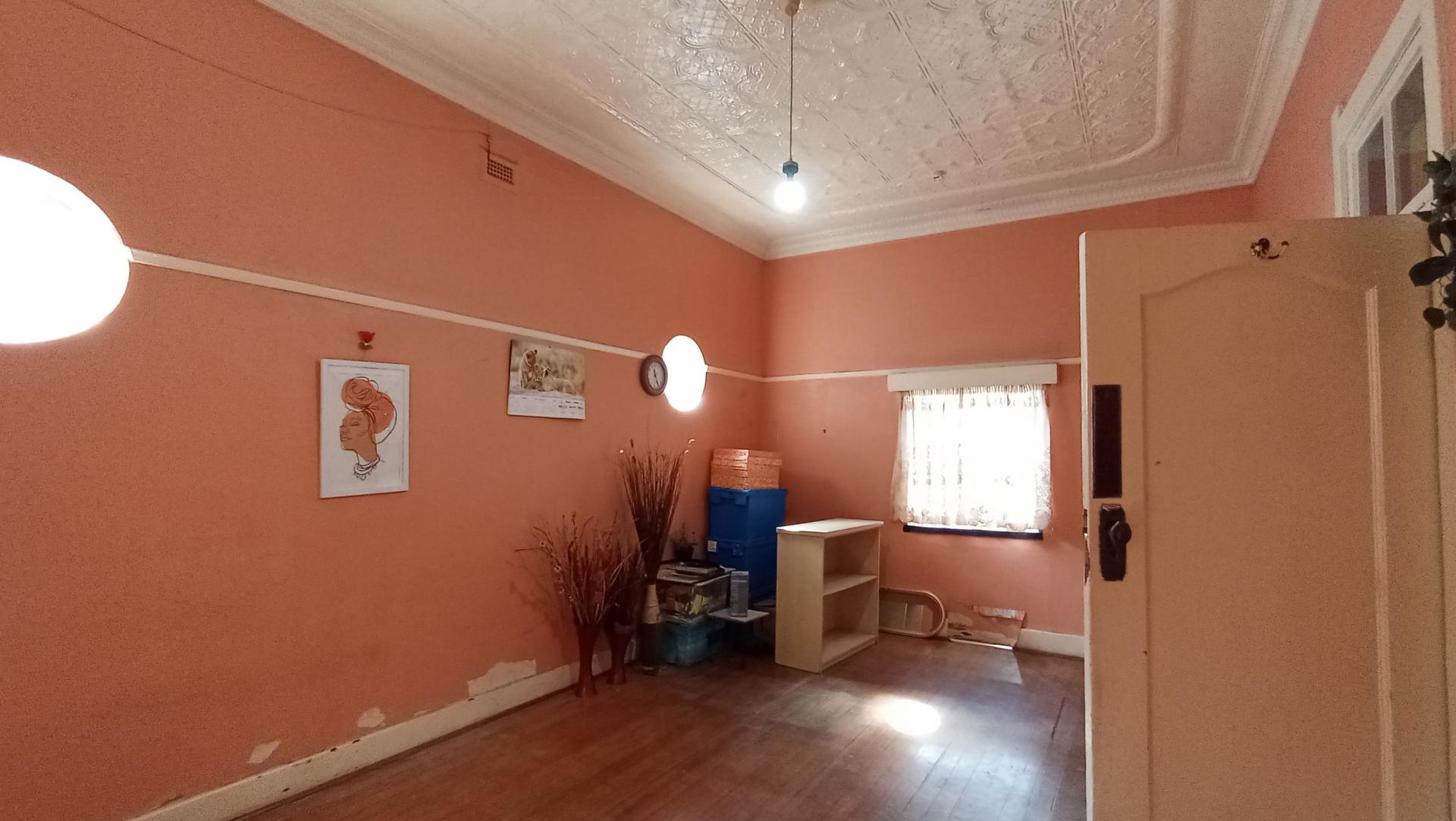 Bed Room 2 of property in Bezuidenhout Valley