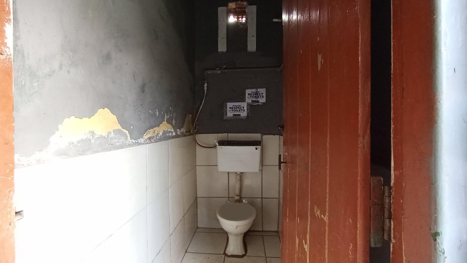 Bathroom 2 - 7 square meters of property in Bezuidenhout Valley