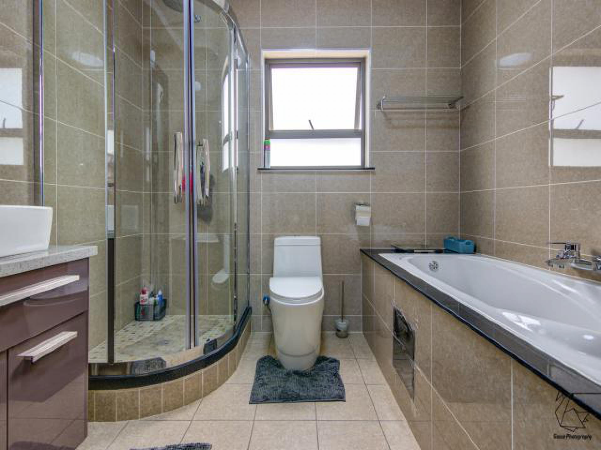 Bathroom 1 - 8 square meters of property in Kengies