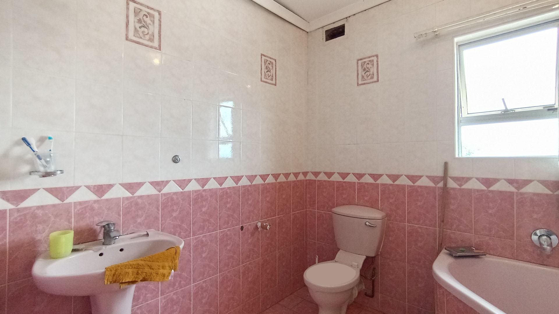 Bathroom 1 - 12 square meters of property in Springfield - DBN