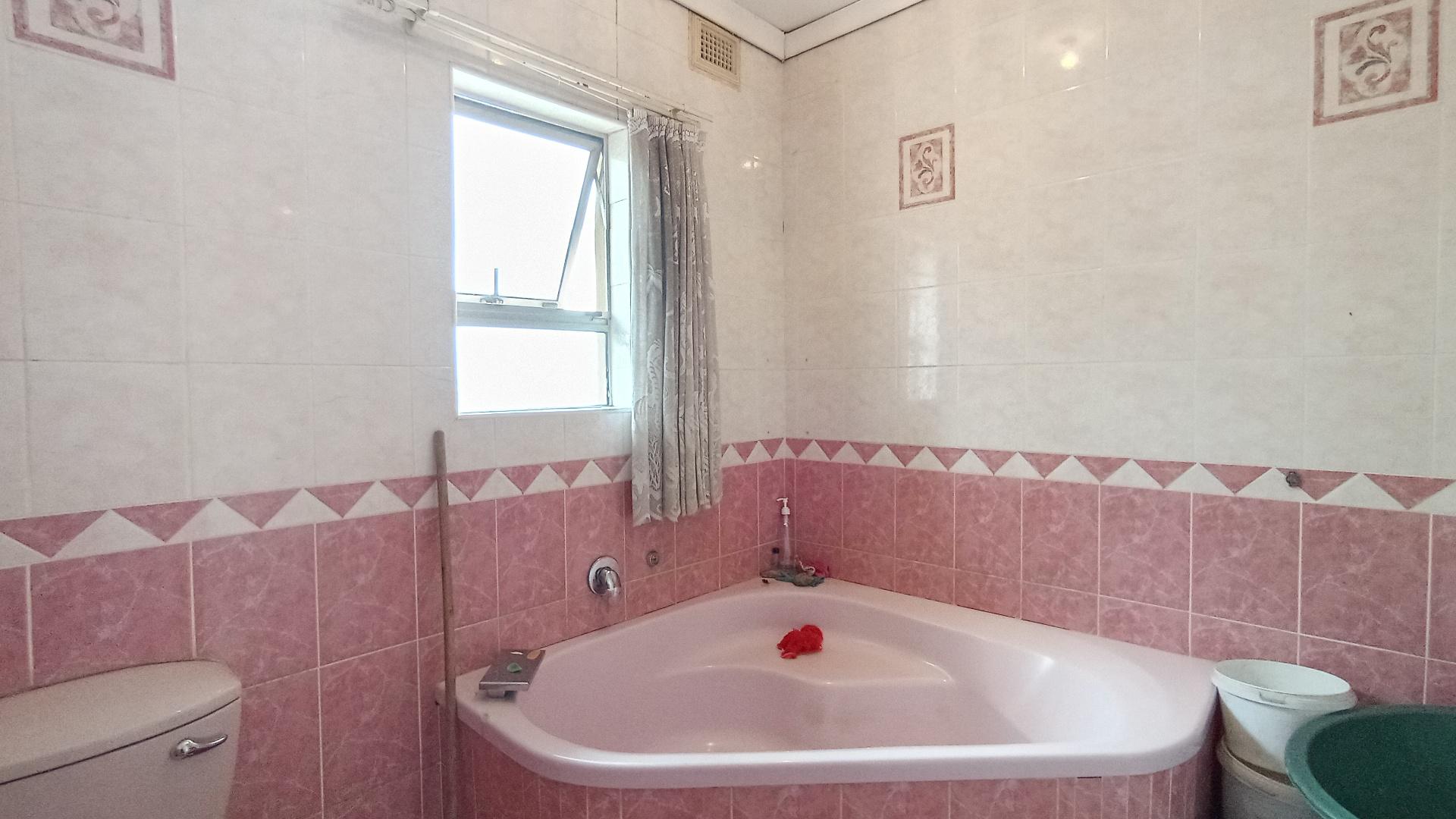 Bathroom 1 - 12 square meters of property in Springfield - DBN