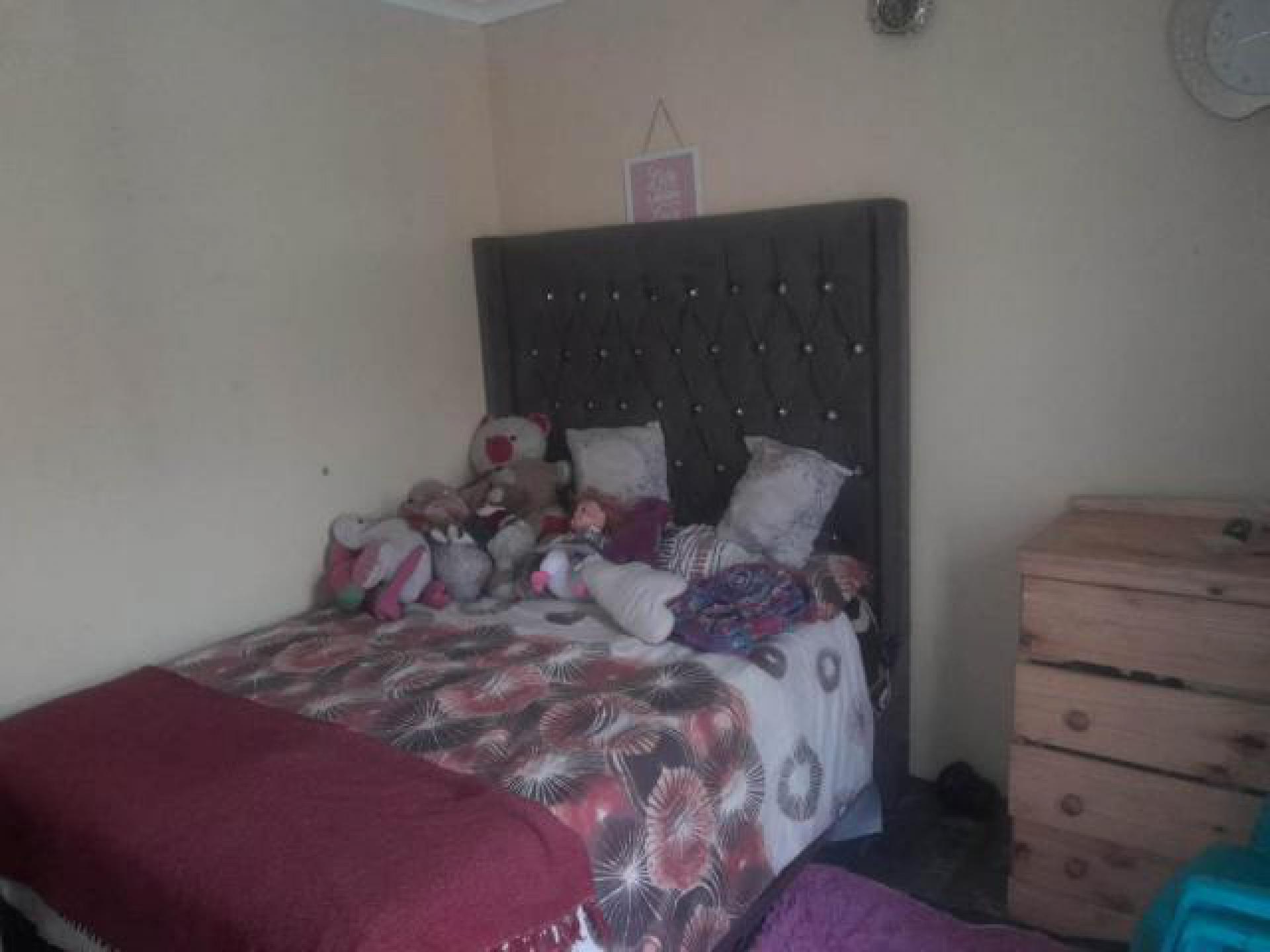 Bed Room 1 of property in Kwa-Guqa