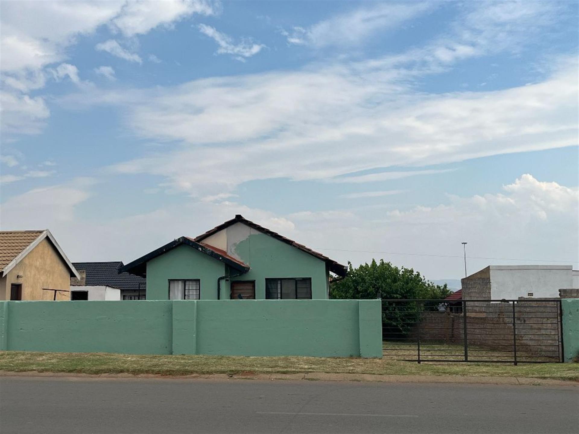 Front View of property in Vosloorus