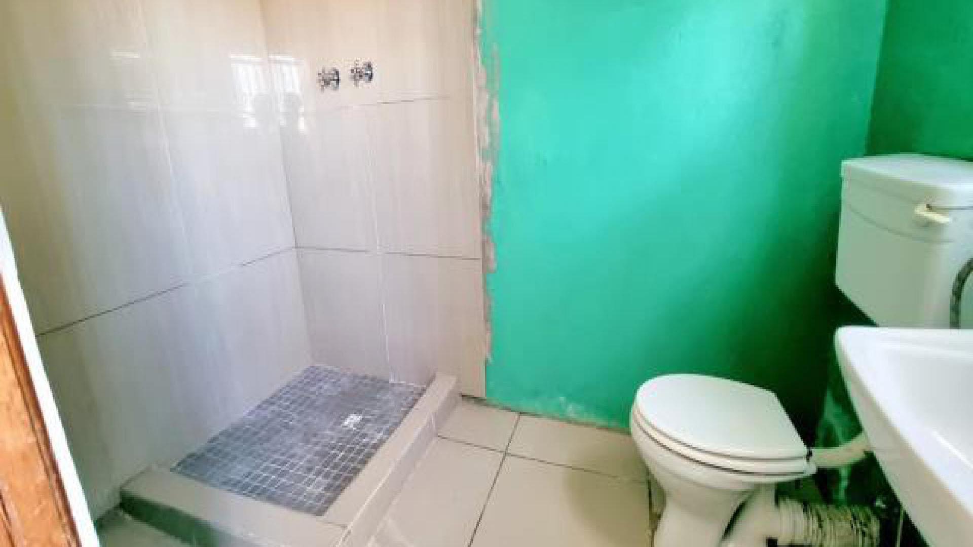 Main Bathroom of property in Ilitha Park