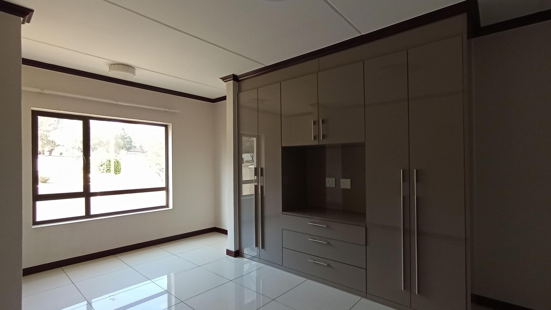 Main Bedroom - 21 square meters of property in Carlswold A.H.