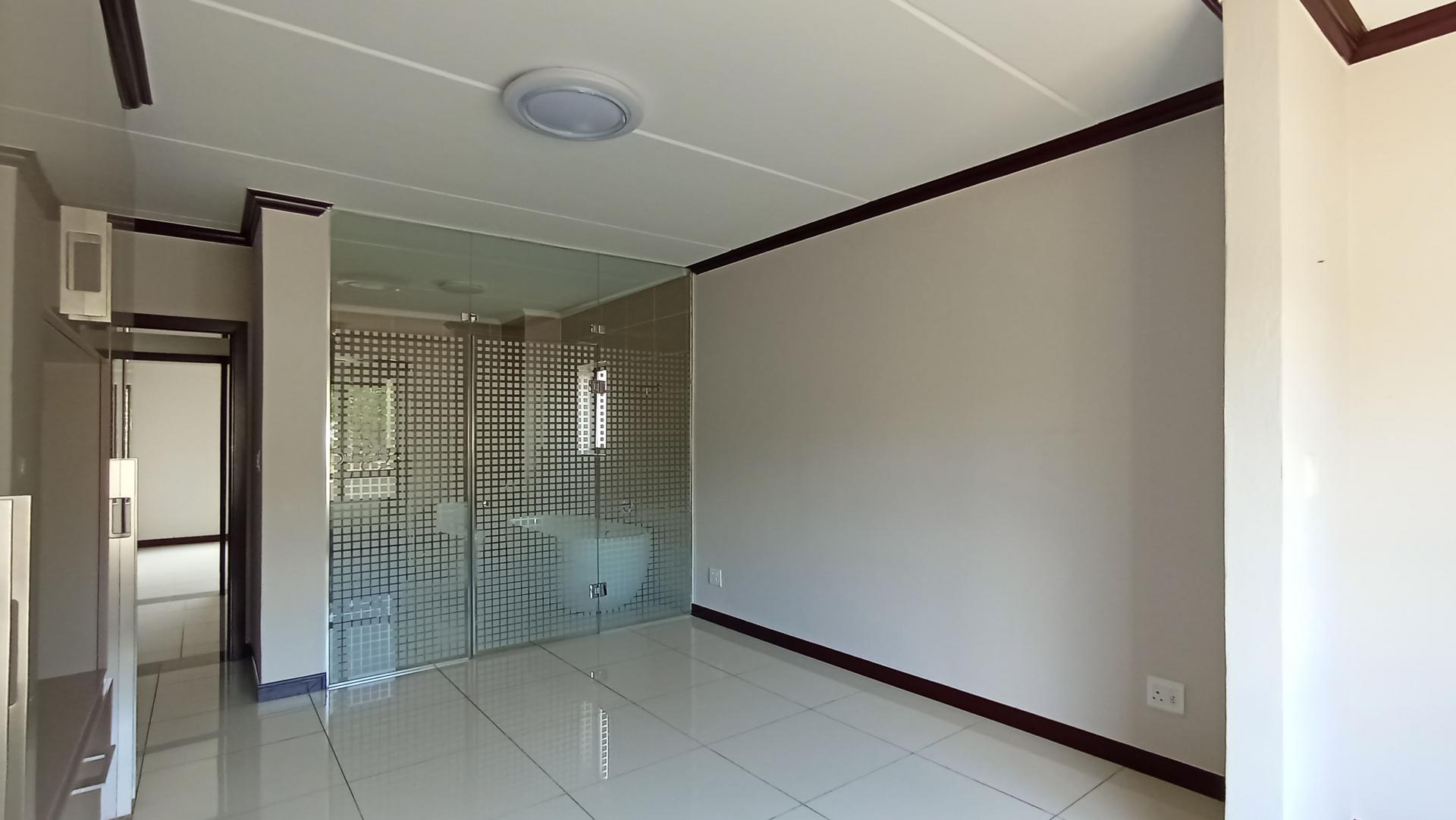 Main Bedroom - 21 square meters of property in Carlswold A.H.