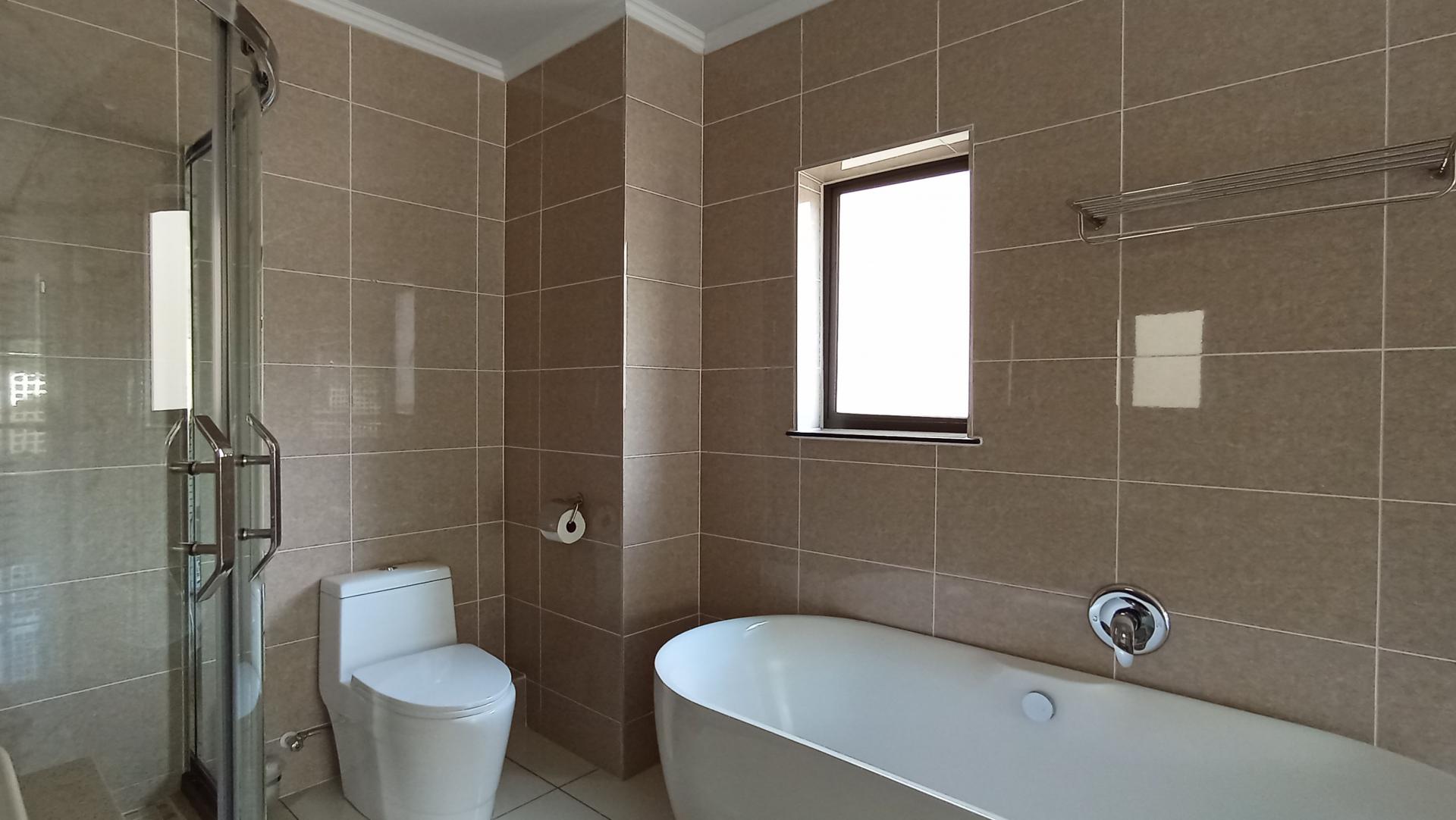 Main Bathroom - 7 square meters of property in Carlswold A.H.