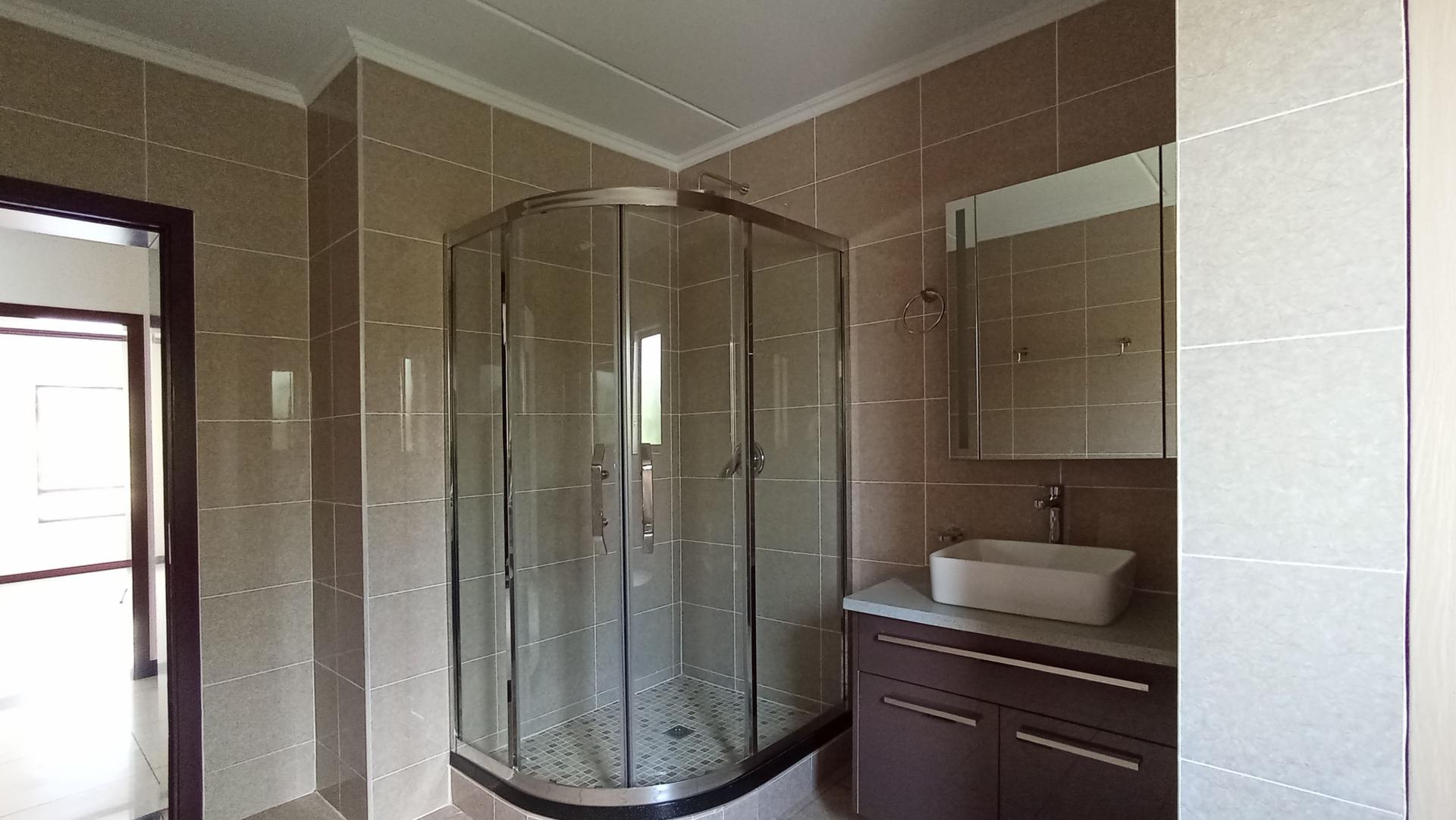 Bathroom 1 - 10 square meters of property in Carlswold A.H.