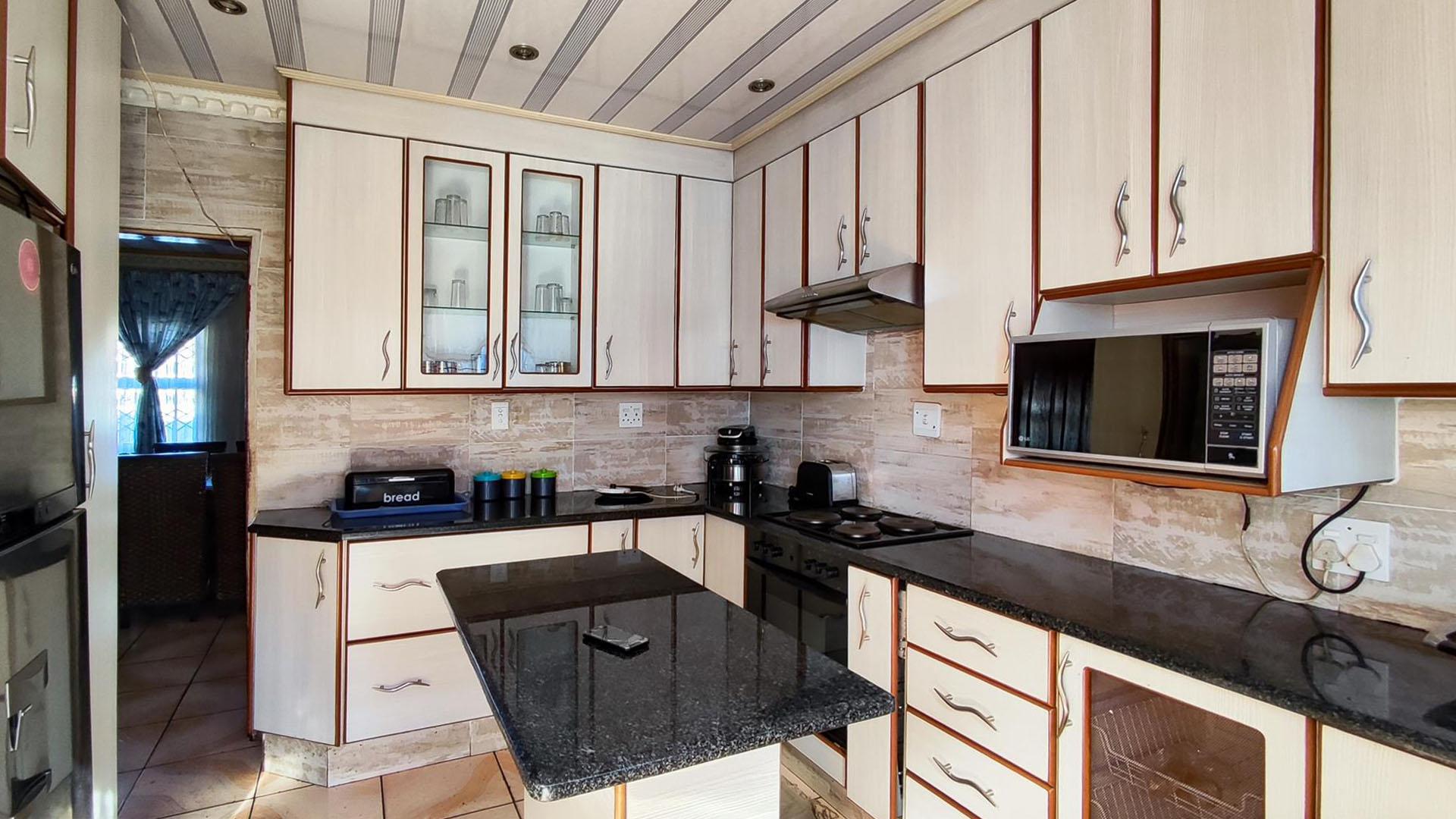 Kitchen - 14 square meters of property in Actonville