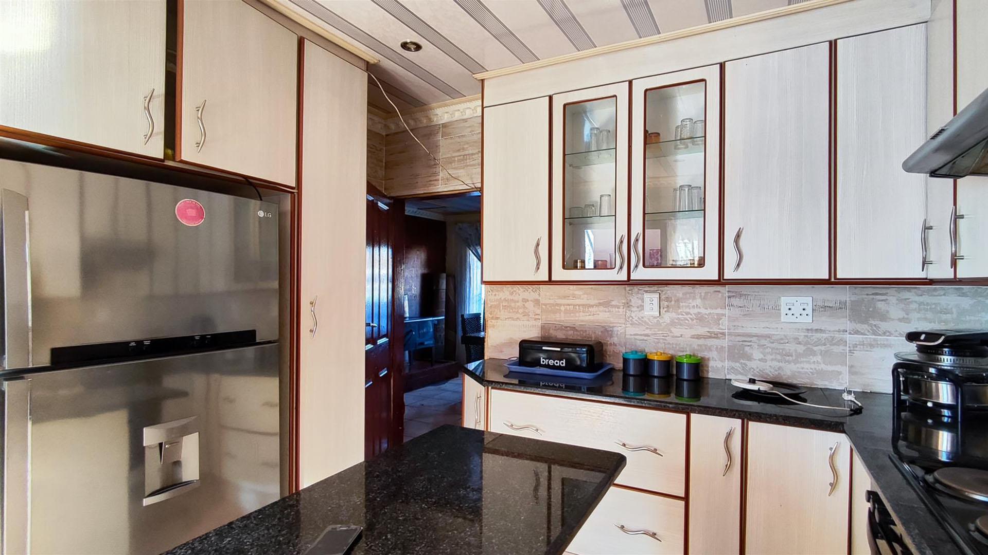 Kitchen - 14 square meters of property in Actonville