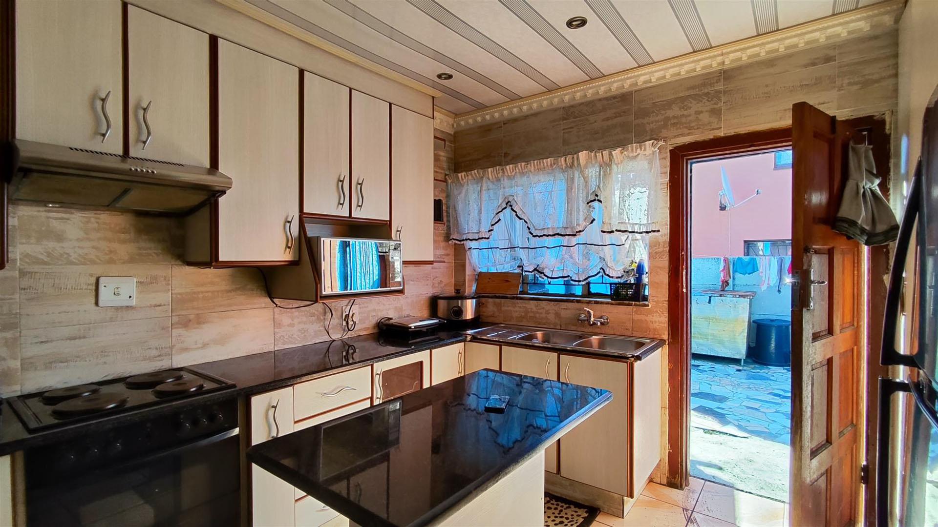 Kitchen - 14 square meters of property in Actonville