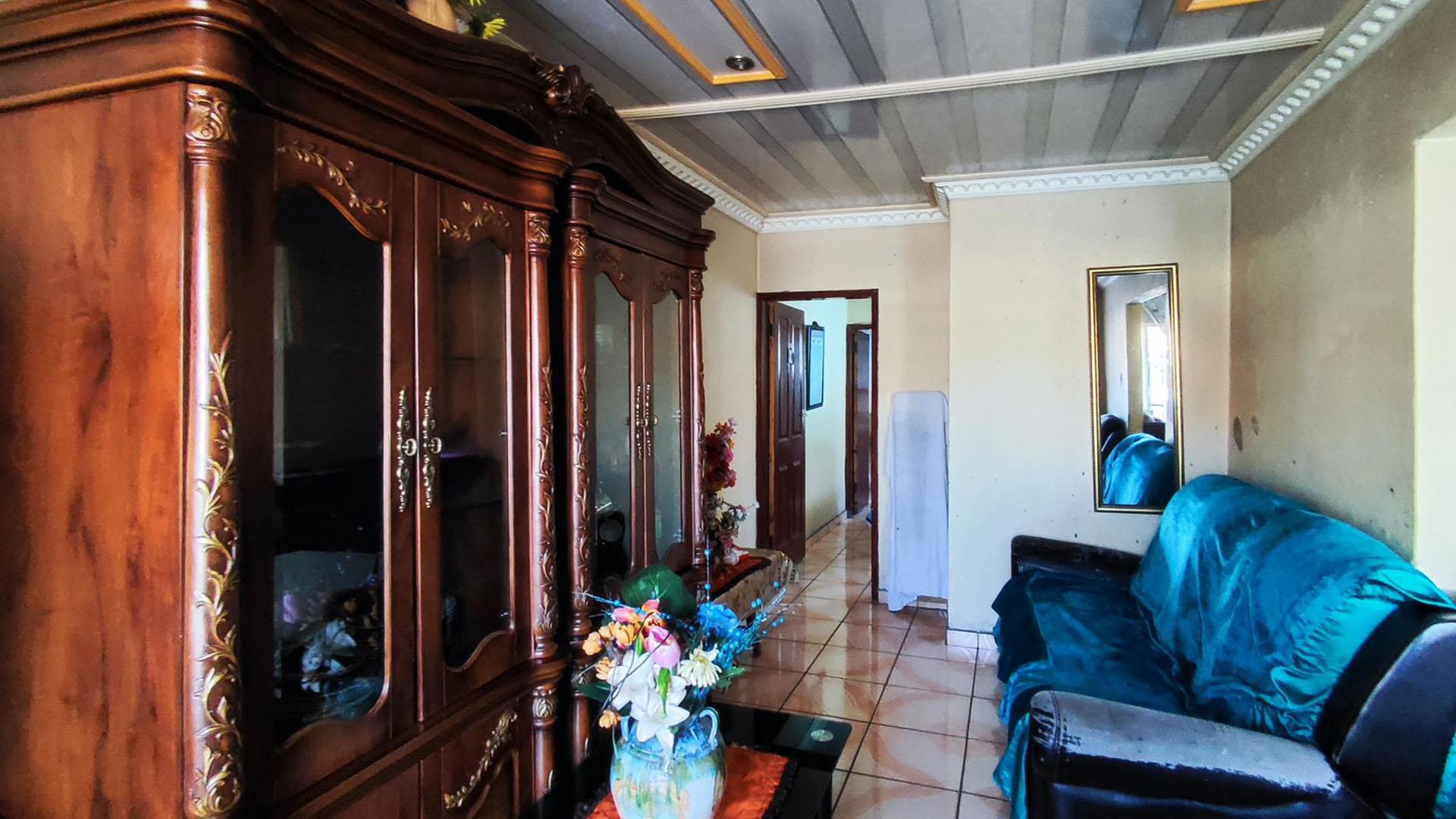 Lounges - 19 square meters of property in Actonville