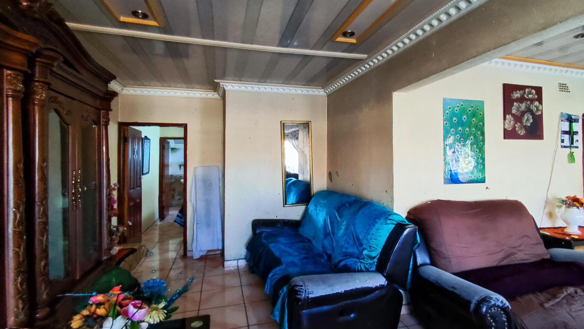 Lounges - 19 square meters of property in Actonville
