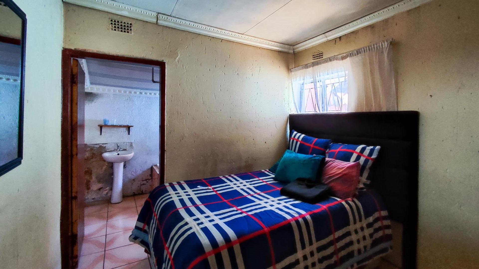 Bed Room 1 - 10 square meters of property in Actonville