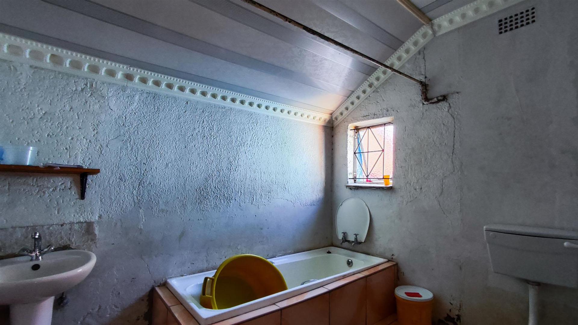 Bathroom 1 - 7 square meters of property in Actonville