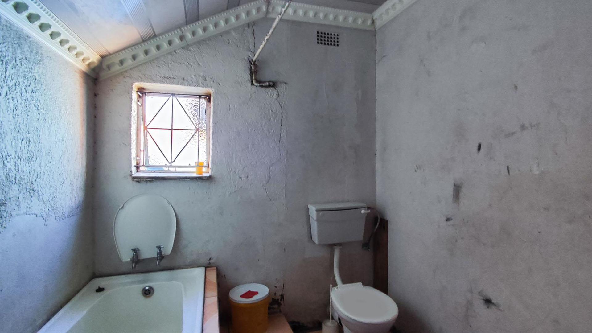 Bathroom 1 - 7 square meters of property in Actonville
