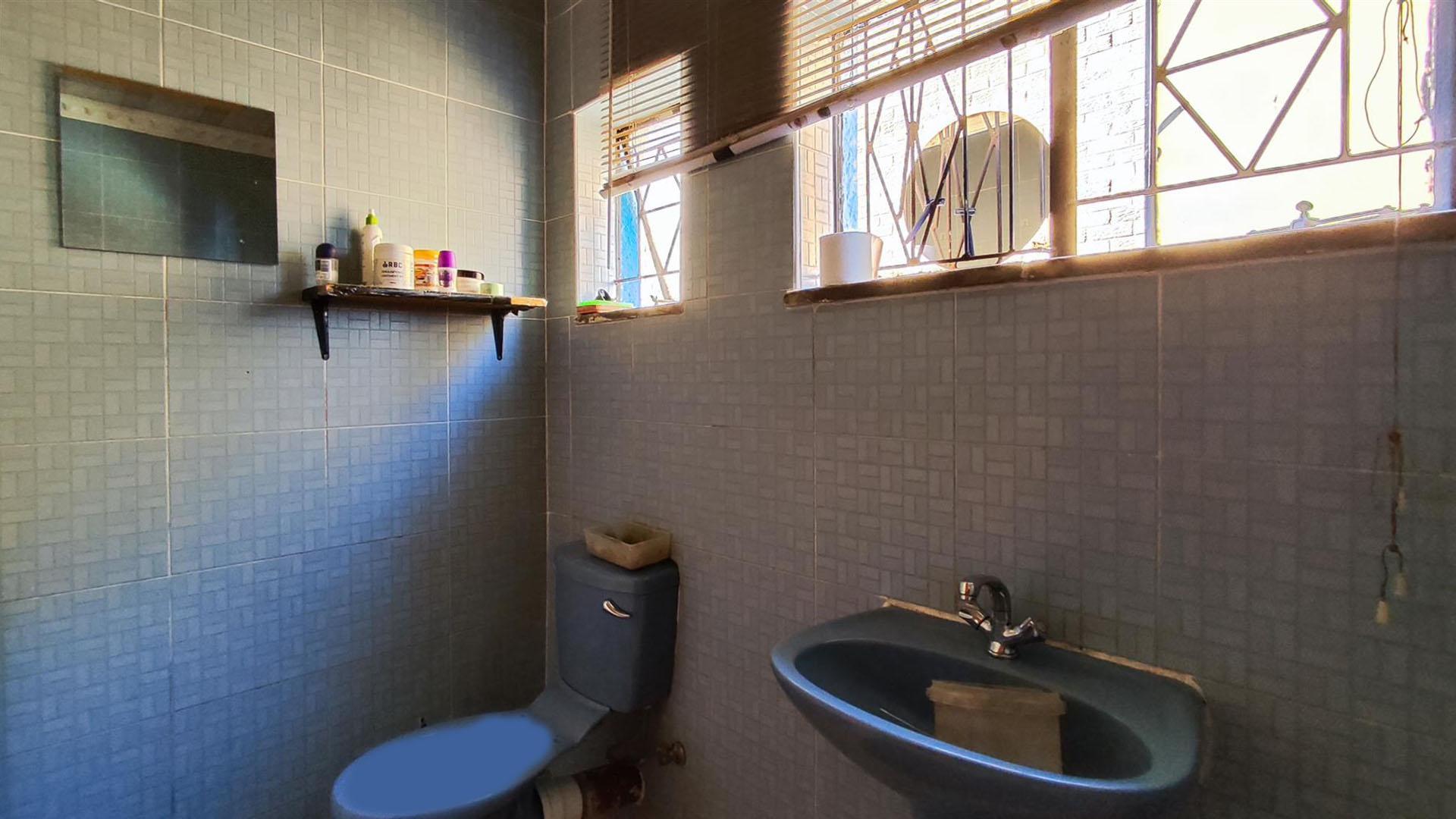 Bathroom 2 - 6 square meters of property in Actonville