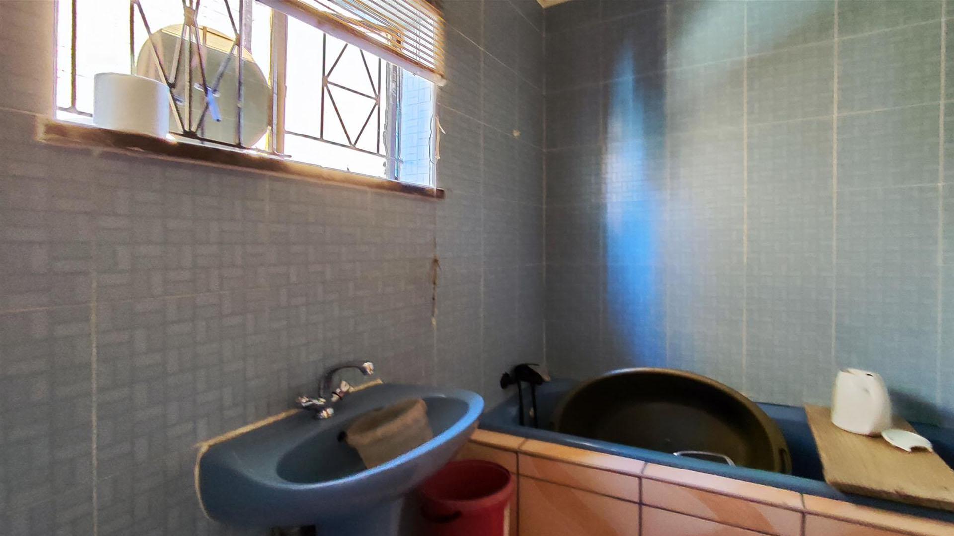 Bathroom 2 - 6 square meters of property in Actonville