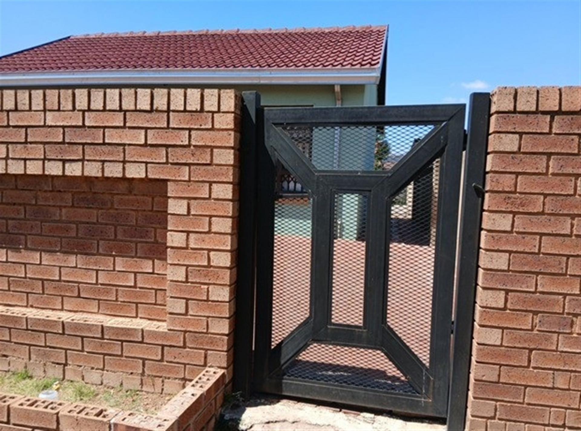Front View of property in Kwa-Thema